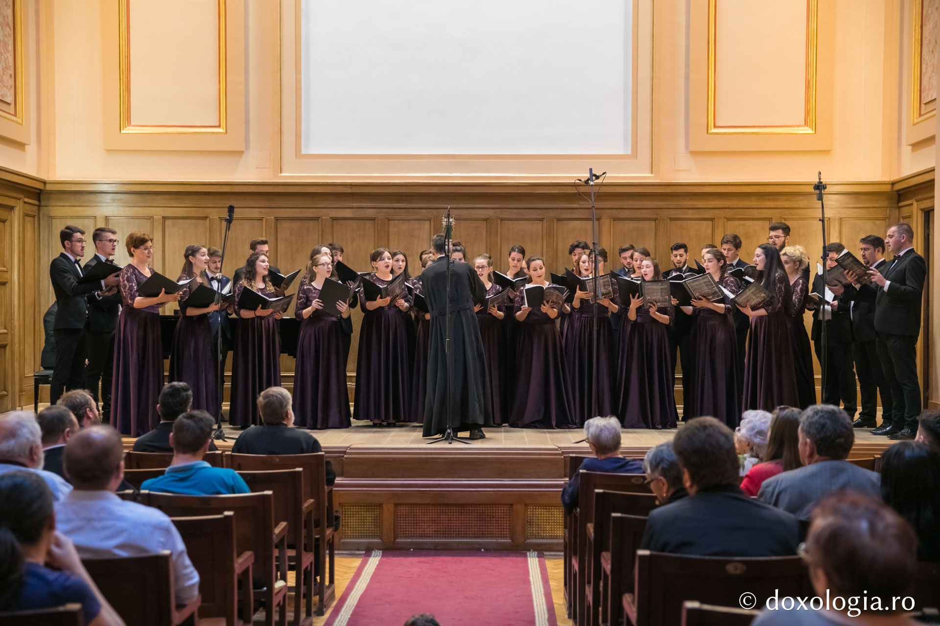 Corul bărbătesc „Sfântul Ierarh Iosif Naniescu” a împlinit 10 ani de activitate