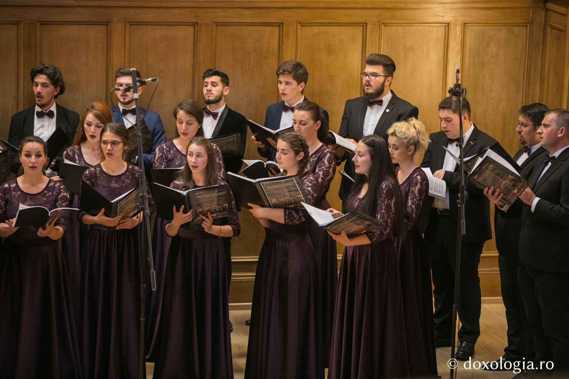Corul bărbătesc „Sfântul Ierarh Iosif Naniescu” a împlinit 10 ani de activitate