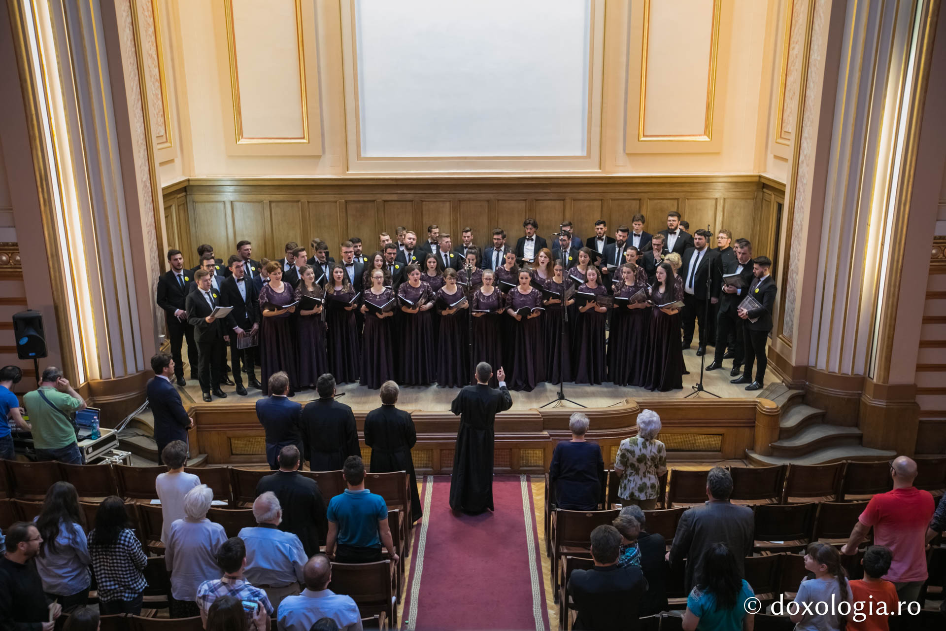 Corul bărbătesc „Sfântul Ierarh Iosif Naniescu” a împlinit 10 ani de activitate