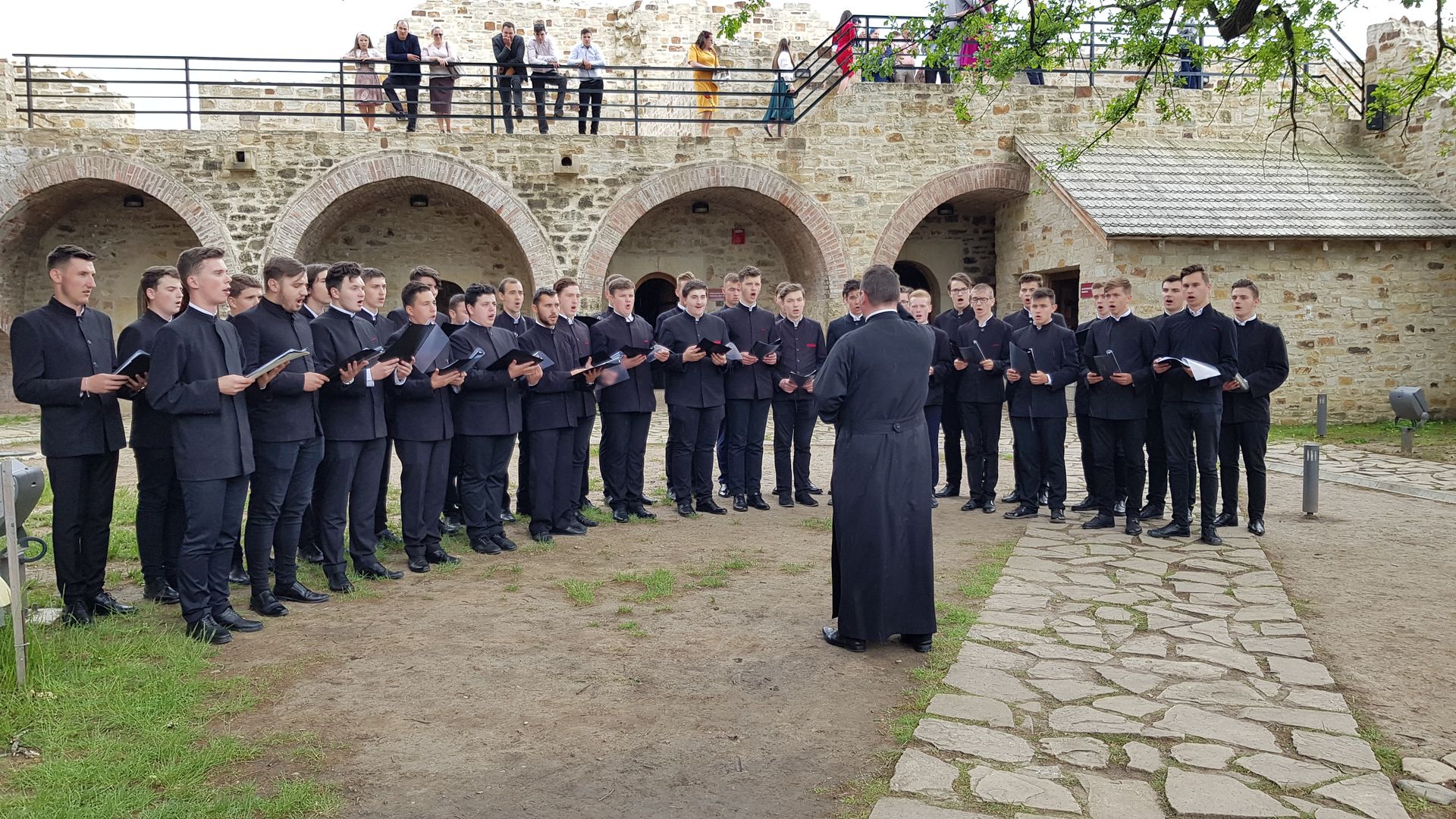 Concertul „Cântec și poezie românească“ la Cetatea din Suceava