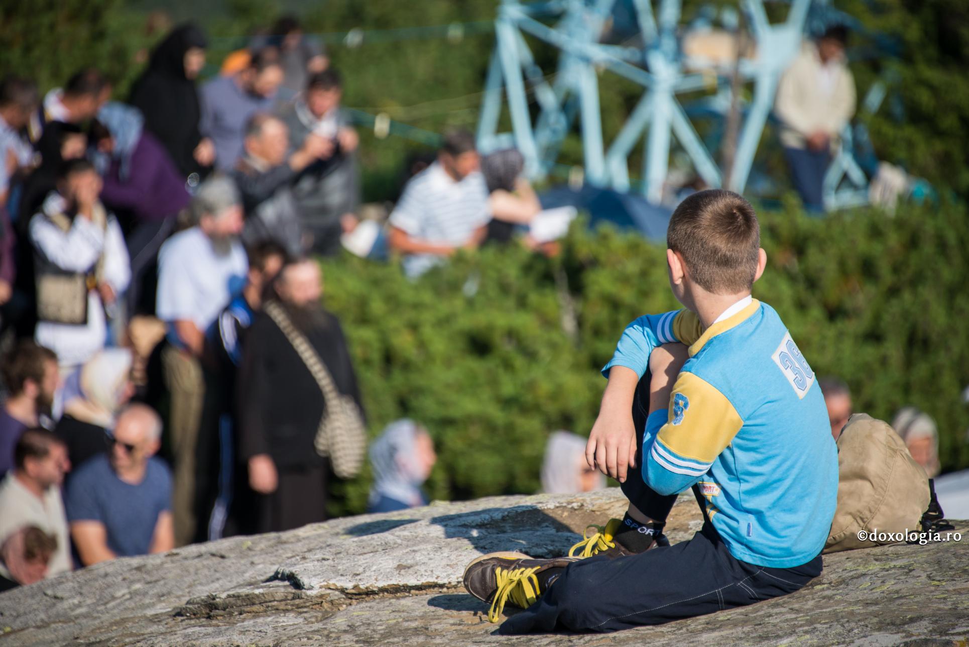 băiat privind mulțimea