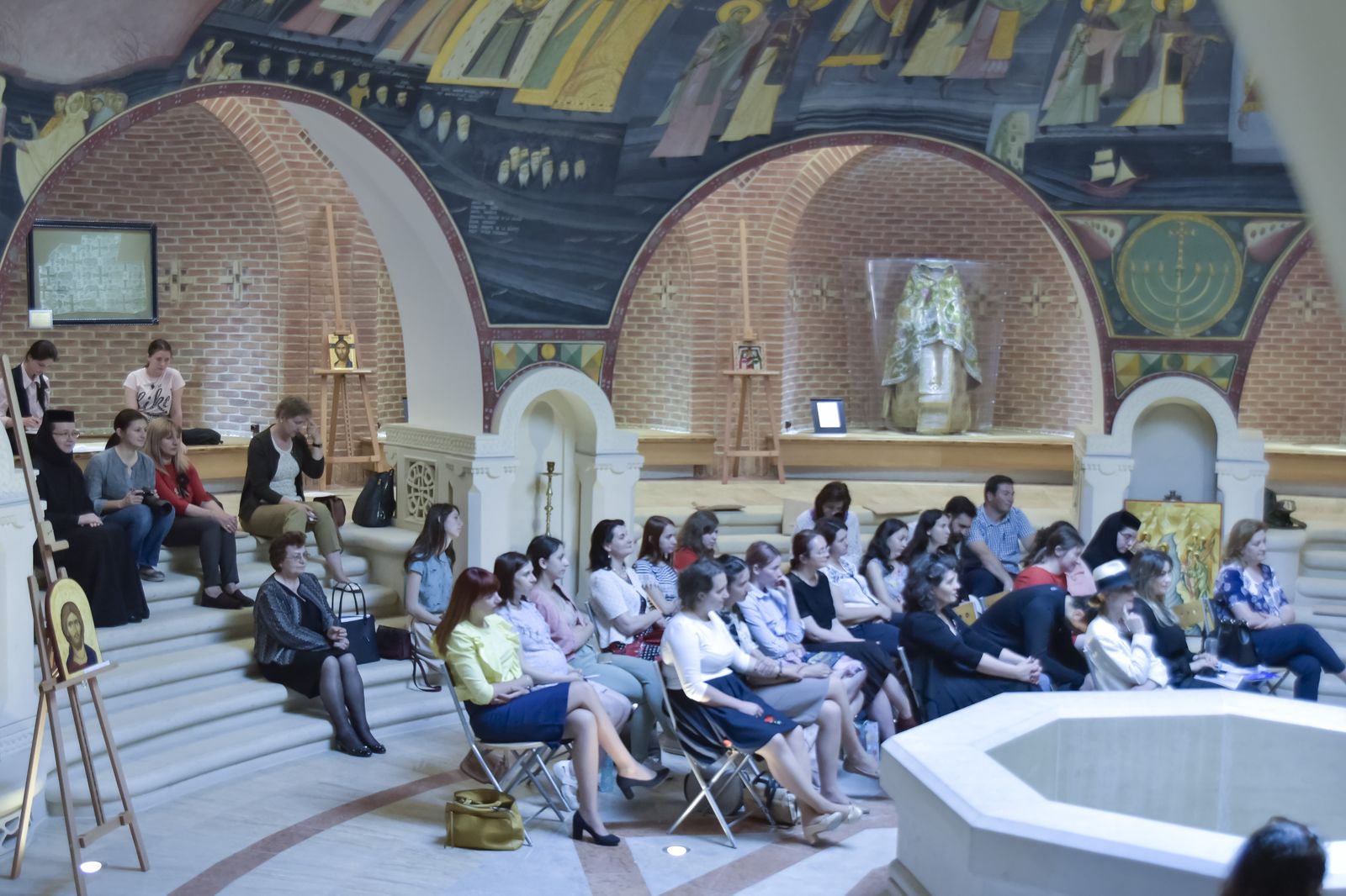 Dezbatere publică pe tema „Familia în societatea contemporană” la Muzeul Mitropolitan