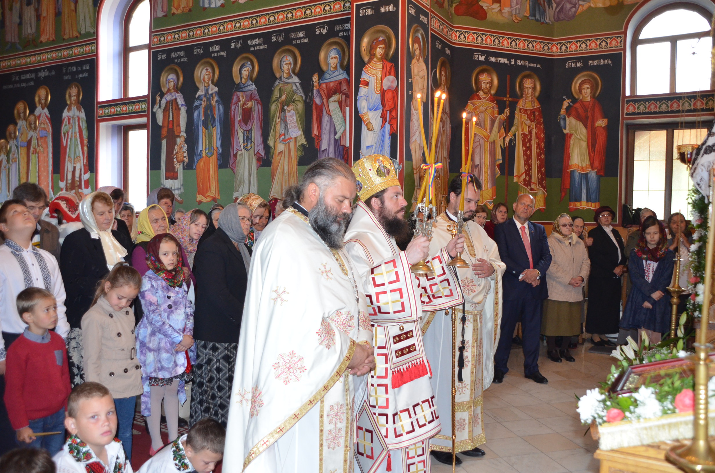 Binecuvântare arhierească la 10 ani de la sfinţirea bisericii „Sfânta Parascheva” din Rădăuţi