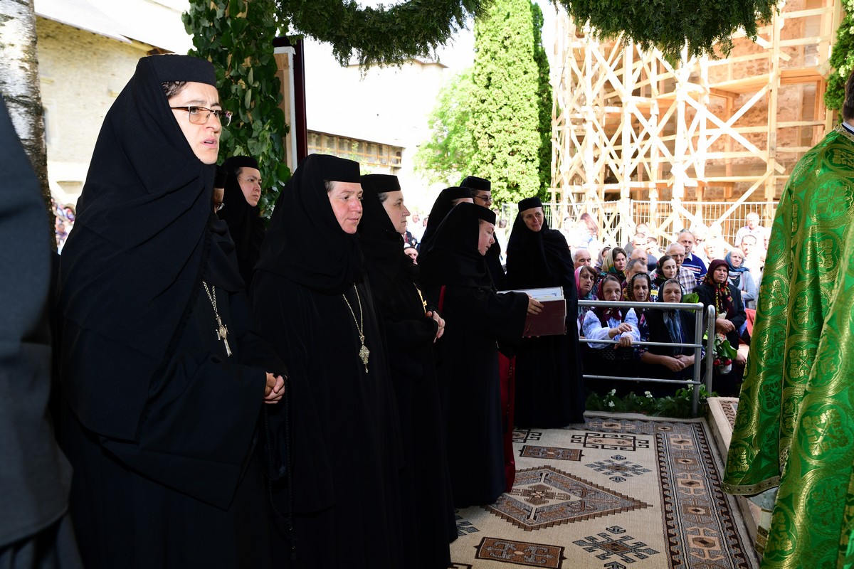 Comuniune la hramul Mănăstirii Dragomirna