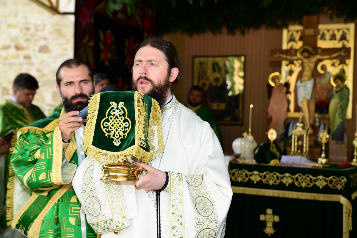 Comuniune la hramul Mănăstirii Dragomirna