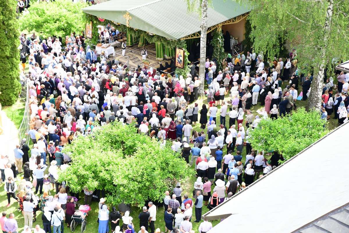 Comuniune la hramul Mănăstirii Dragomirna