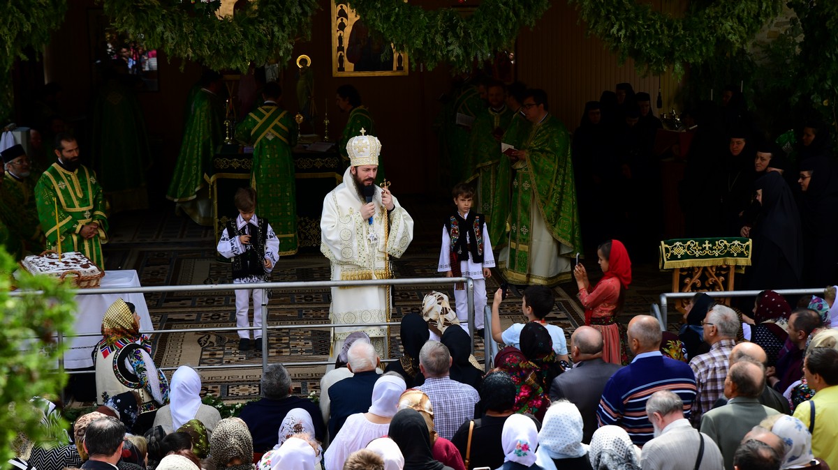 Comuniune la hramul Mănăstirii Dragomirna