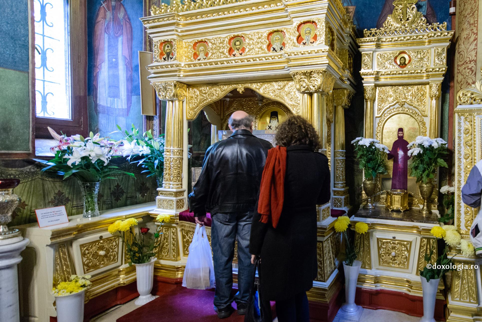 închinare la moaștele Sfântului Efrem cel Nou