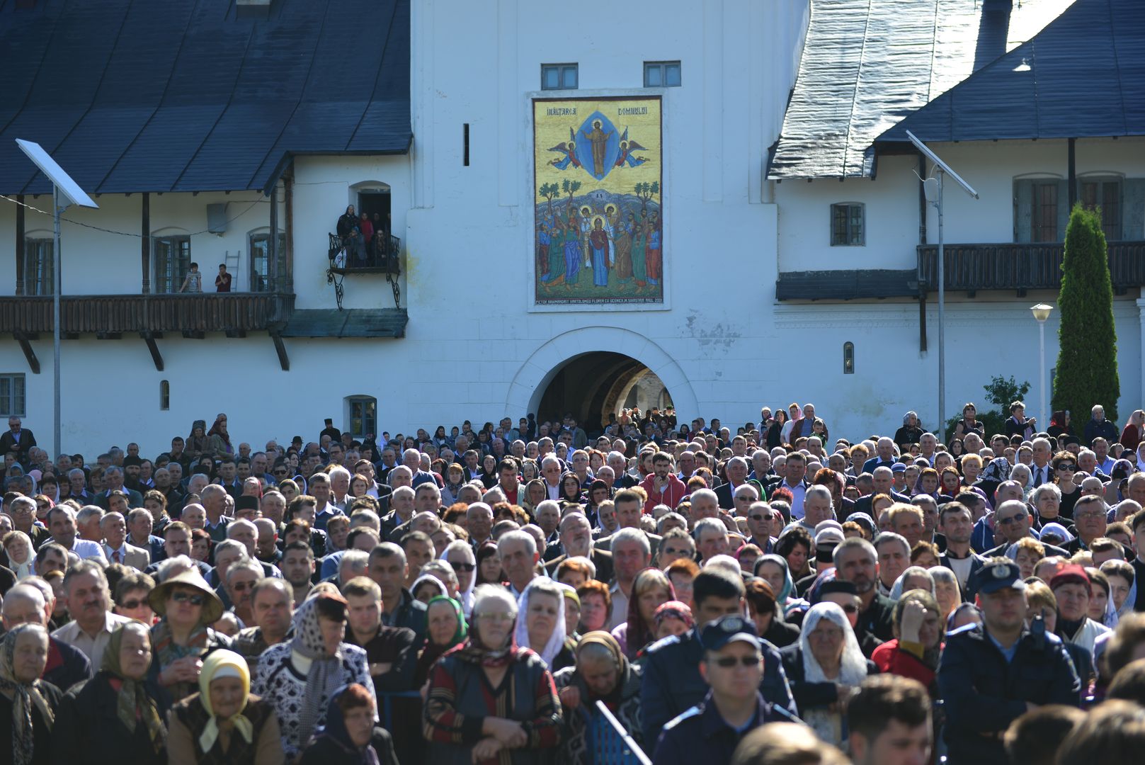 Mii de credincioși la hramul Mănăstirii Neamț – IPS Teofan: „Aceasta este credința pe care o mărturisim, acesta este adevărul pe care îl proclamăm”