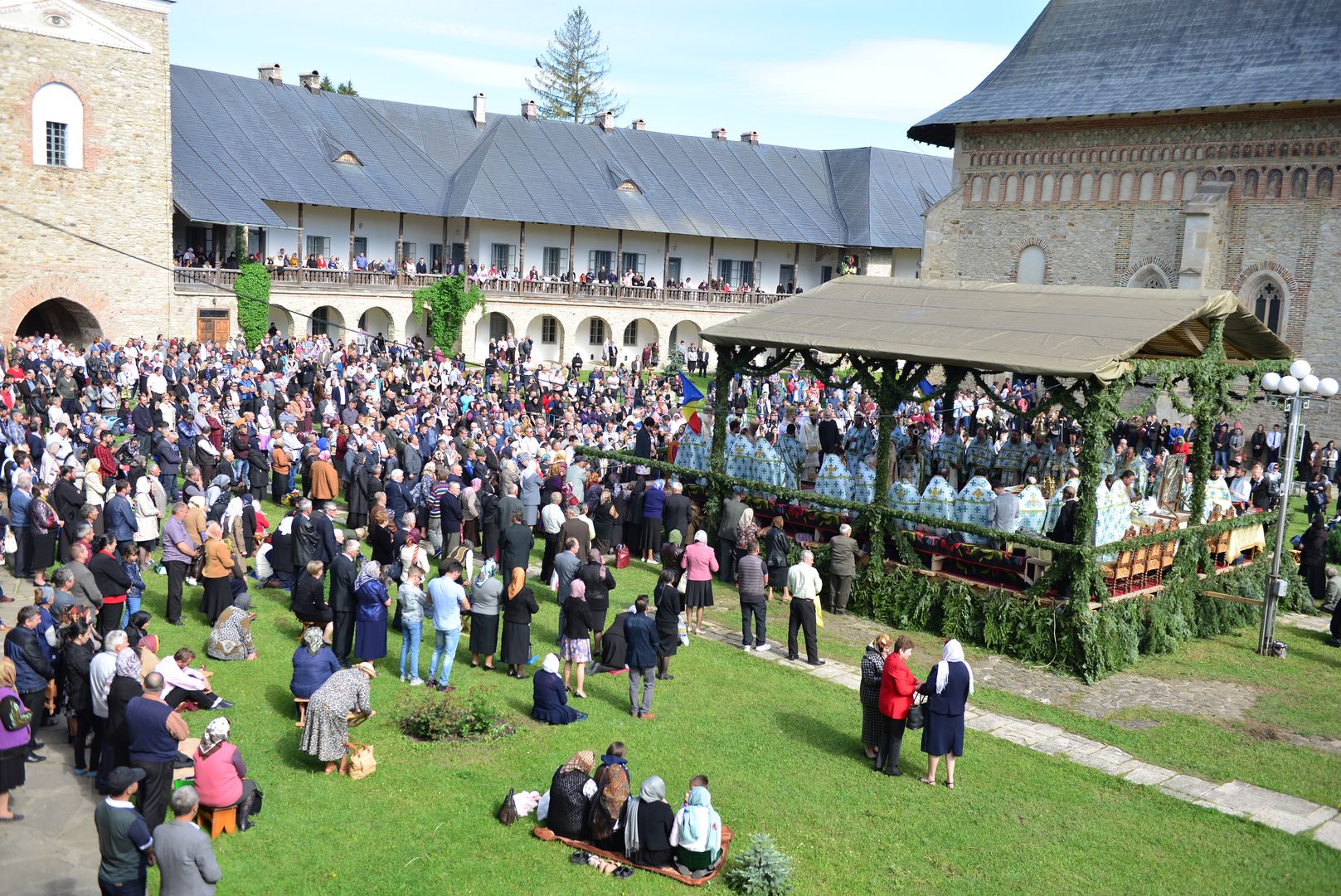 Mii de credincioși la hramul Mănăstirii Neamț – IPS Teofan: „Aceasta este credința pe care o mărturisim, acesta este adevărul pe care îl proclamăm”