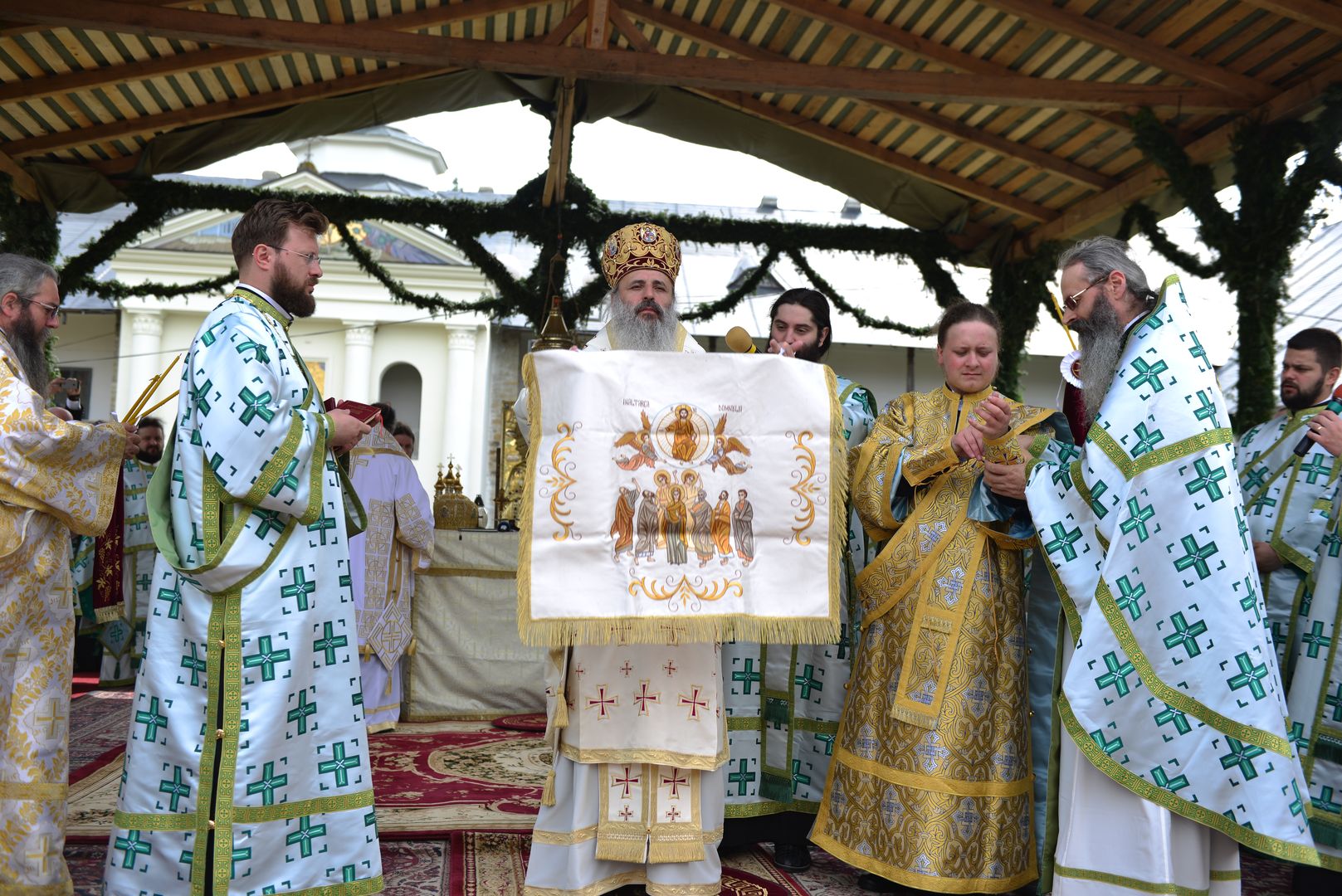 Mii de credincioși la hramul Mănăstirii Neamț – IPS Teofan: „Aceasta este credința pe care o mărturisim, acesta este adevărul pe care îl proclamăm”