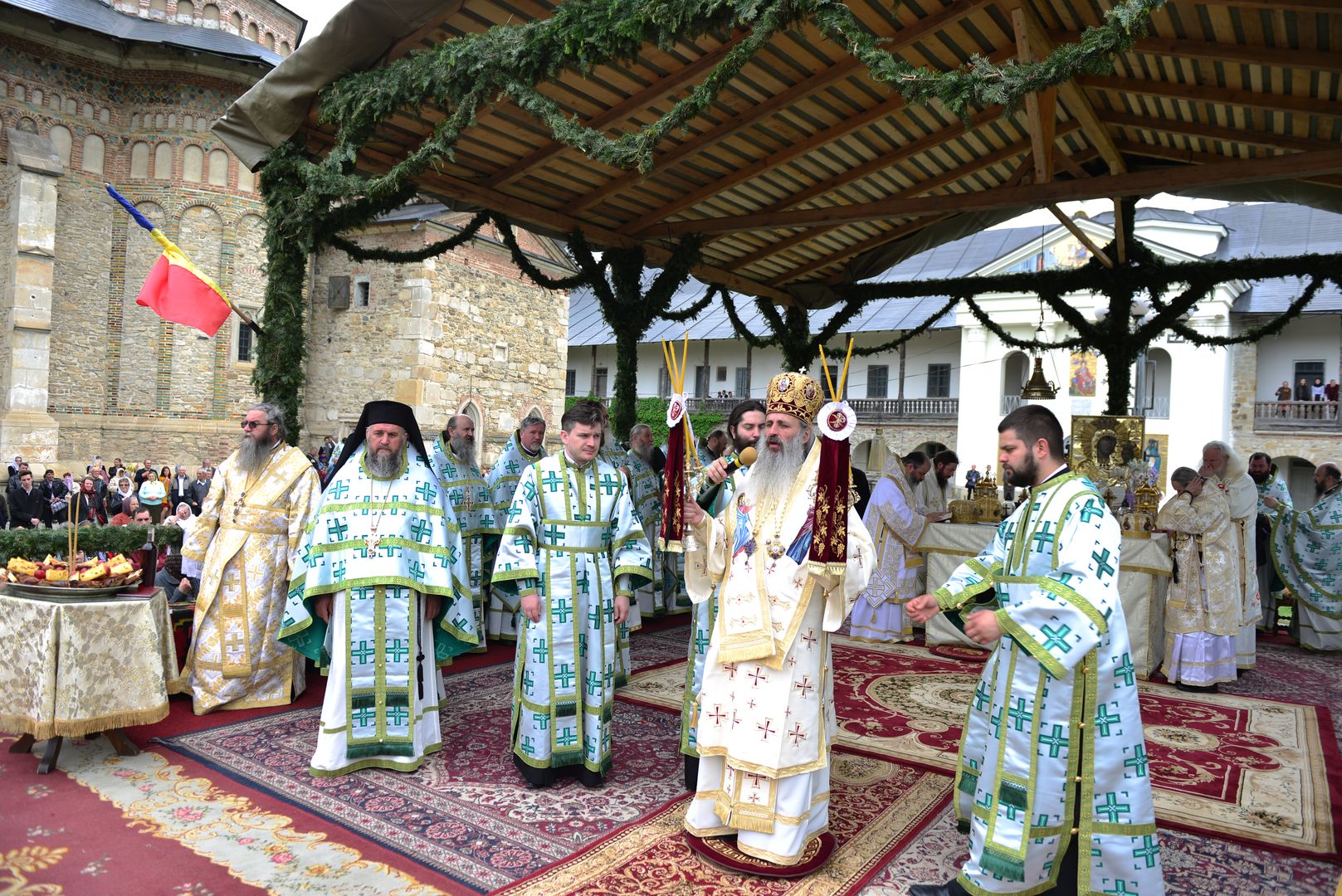 Mii de credincioși la hramul Mănăstirii Neamț – IPS Teofan: „Aceasta este credința pe care o mărturisim, acesta este adevărul pe care îl proclamăm”