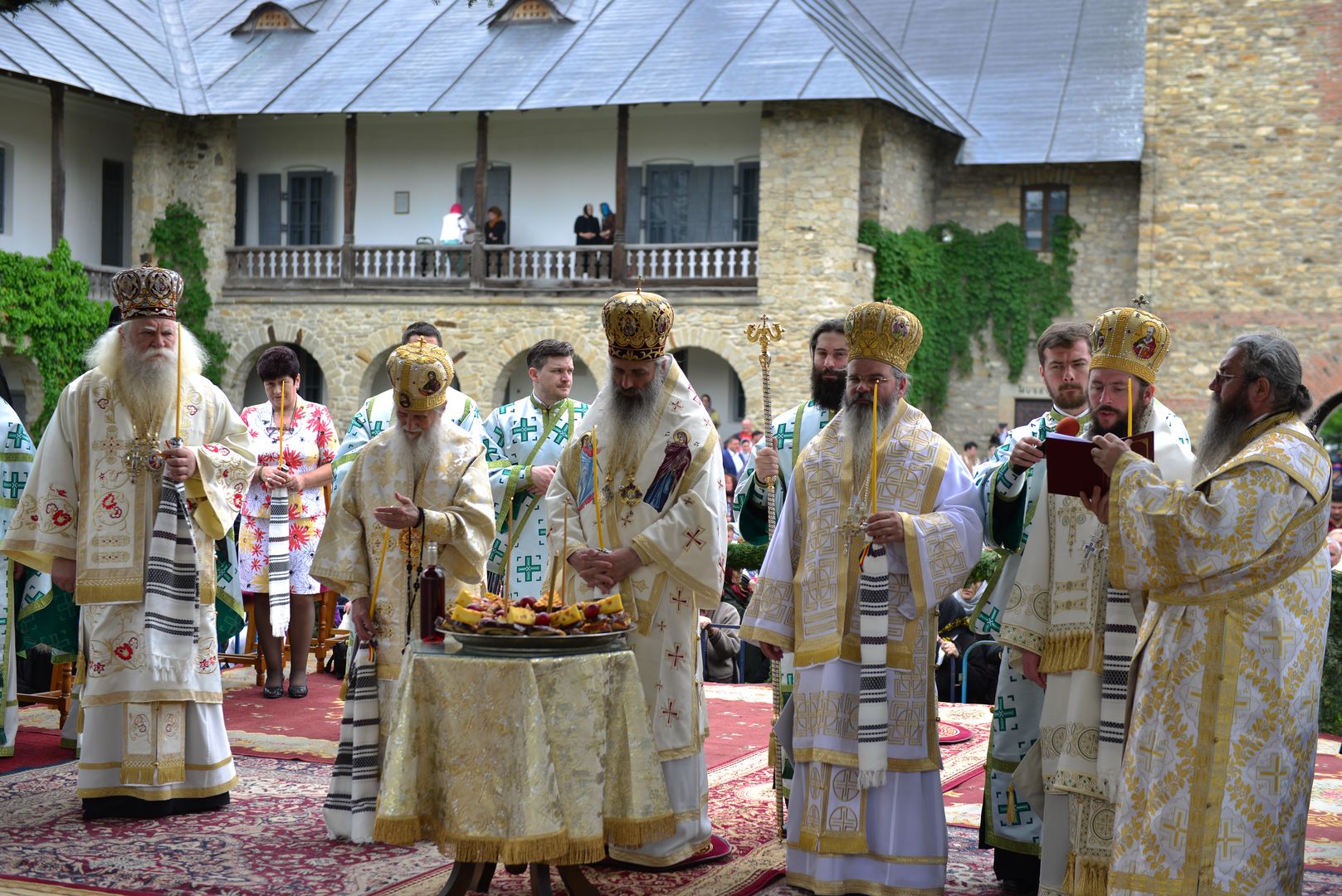 Mii de credincioși la hramul Mănăstirii Neamț – IPS Teofan: „Aceasta este credința pe care o mărturisim, acesta este adevărul pe care îl proclamăm”