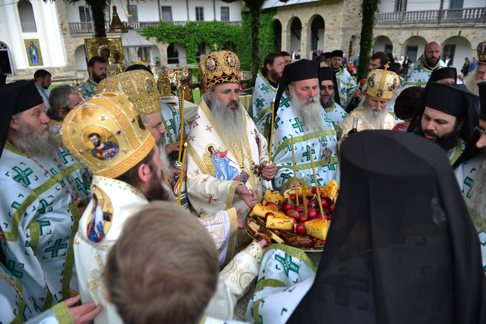 Mii de credincioși la hramul Mănăstirii Neamț – IPS Teofan: „Aceasta este credința pe care o mărturisim, acesta este adevărul pe care îl proclamăm”