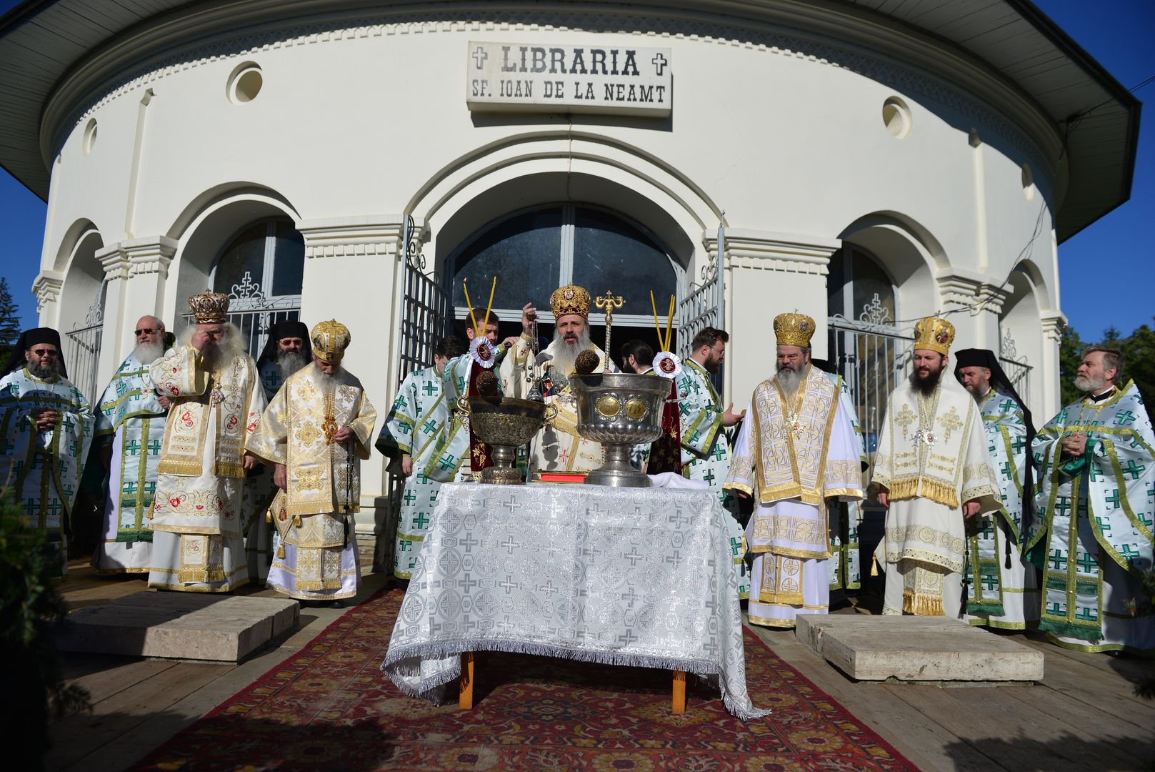 Mii de credincioși la hramul Mănăstirii Neamț – IPS Teofan: „Aceasta este credința pe care o mărturisim, acesta este adevărul pe care îl proclamăm”