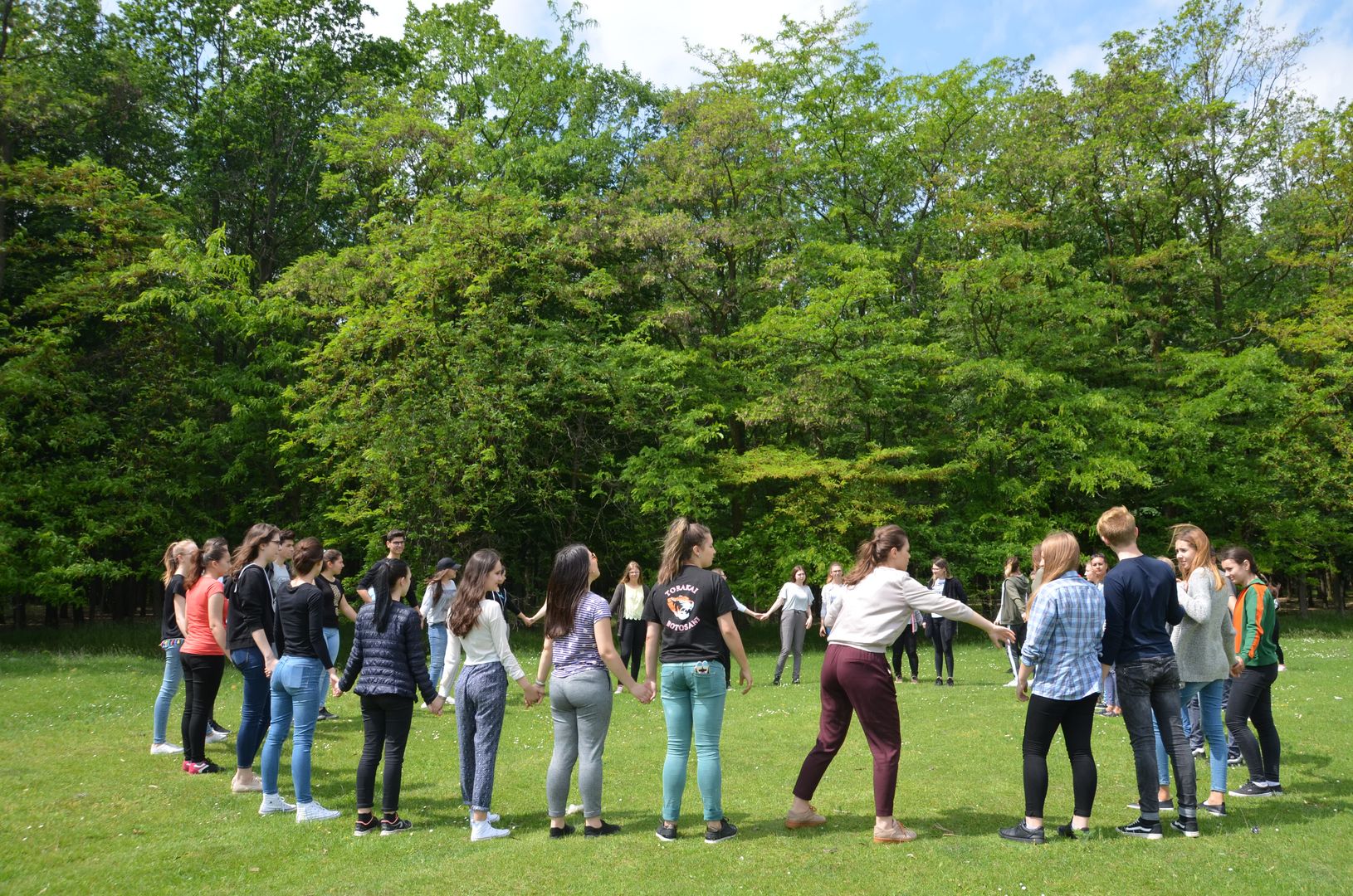 Ieșire câmpenească și bucurie pentru 125 de tineri din Botoșani