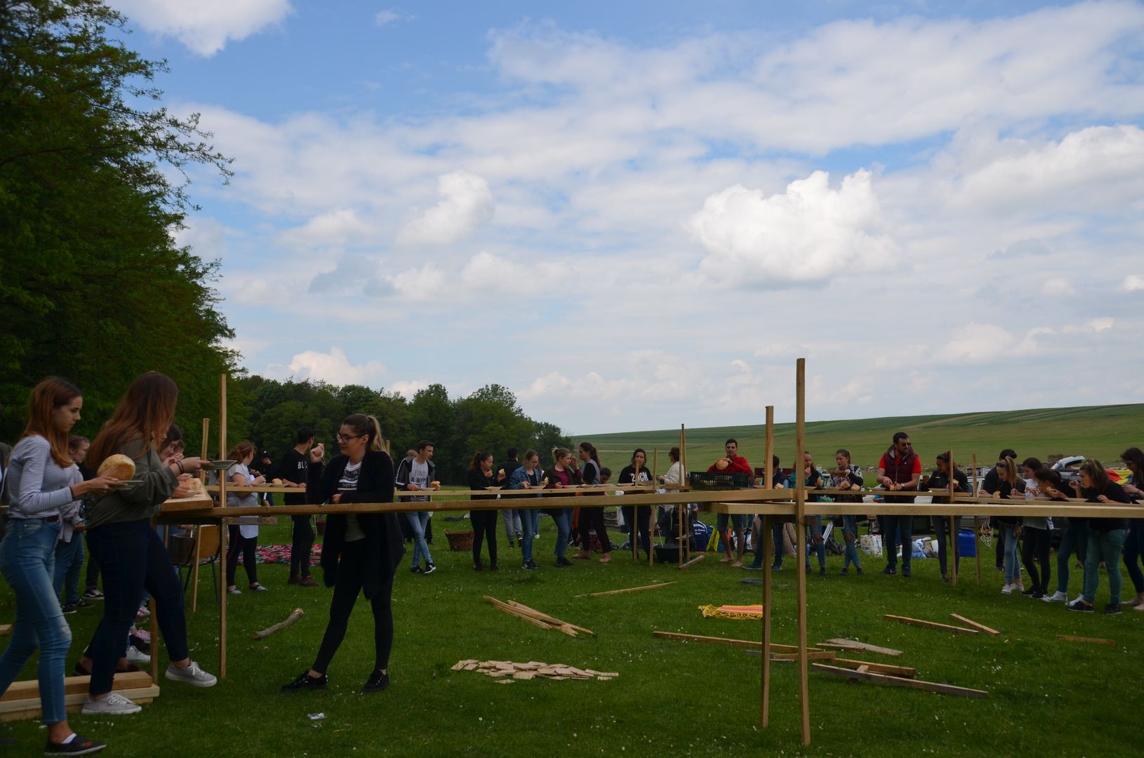 Ieșire câmpenească și bucurie pentru 125 de tineri din Botoșani