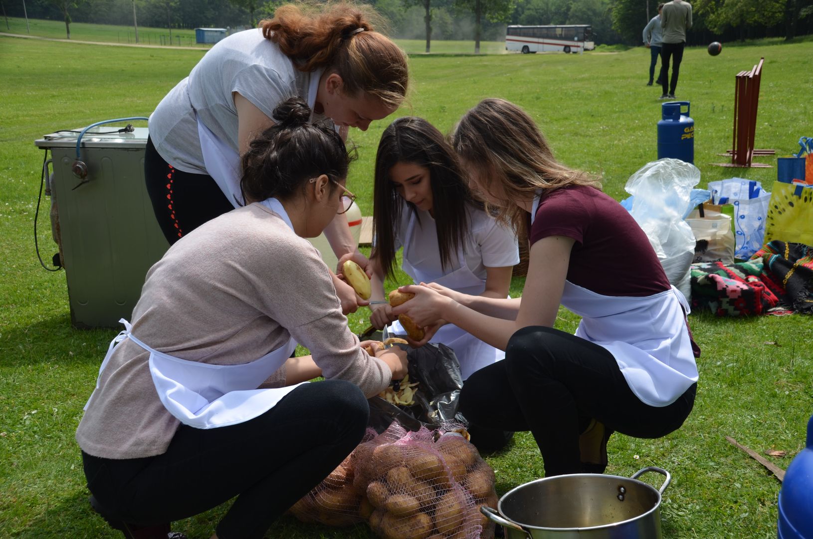Ieșire câmpenească și bucurie pentru 125 de tineri din Botoșani