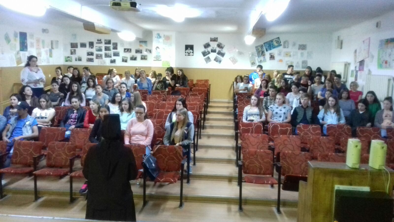 Predarea orei de asistență socială demarata de studenți ai Facultății de Teologie Ortodoxă din Iași