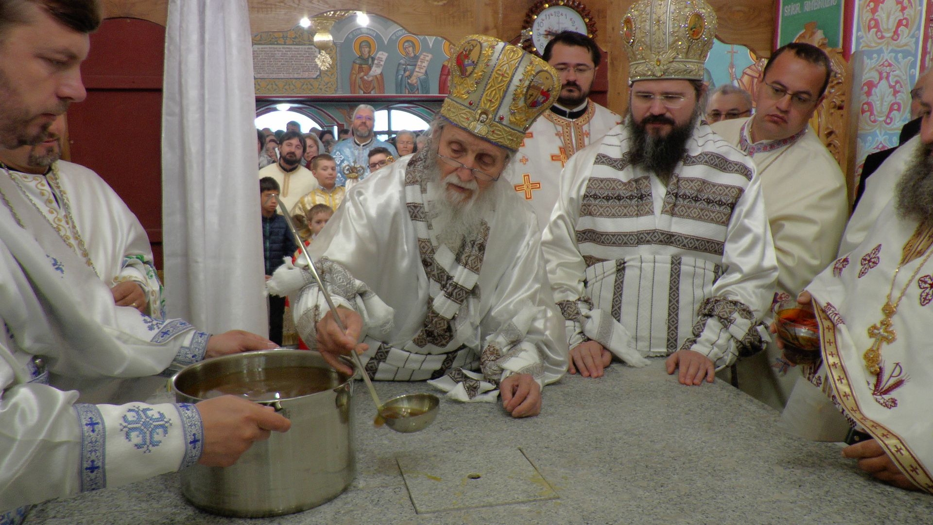 Târnosire de biserică și Sfânta Liturghie arhierească la Centrul de plasament din Gura Humorului