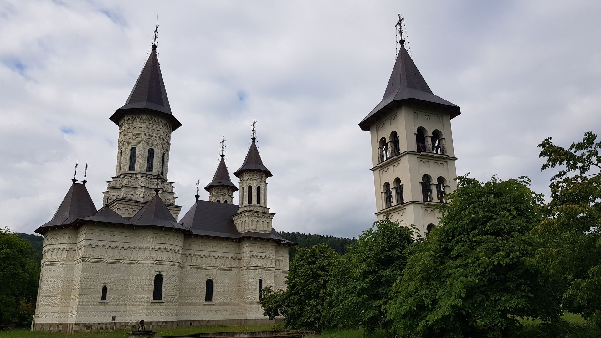 IPS Părinte Arhiepiscop Pimen prezent la hramul Parohiei Slătioara