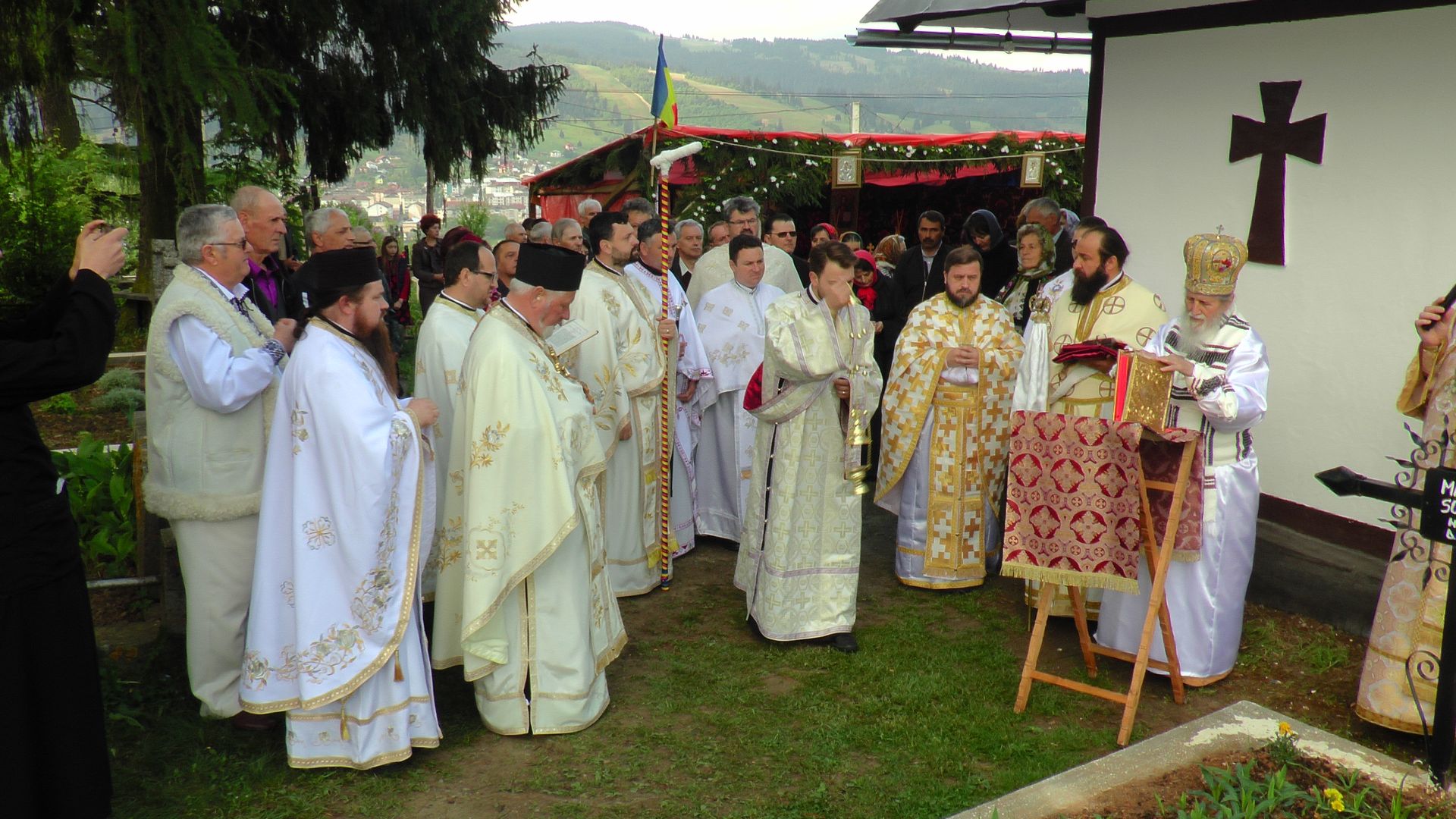 IPS Pimen a sfințit biserica Parohiei „Sfinții Apostoli” din Vatra Dornei