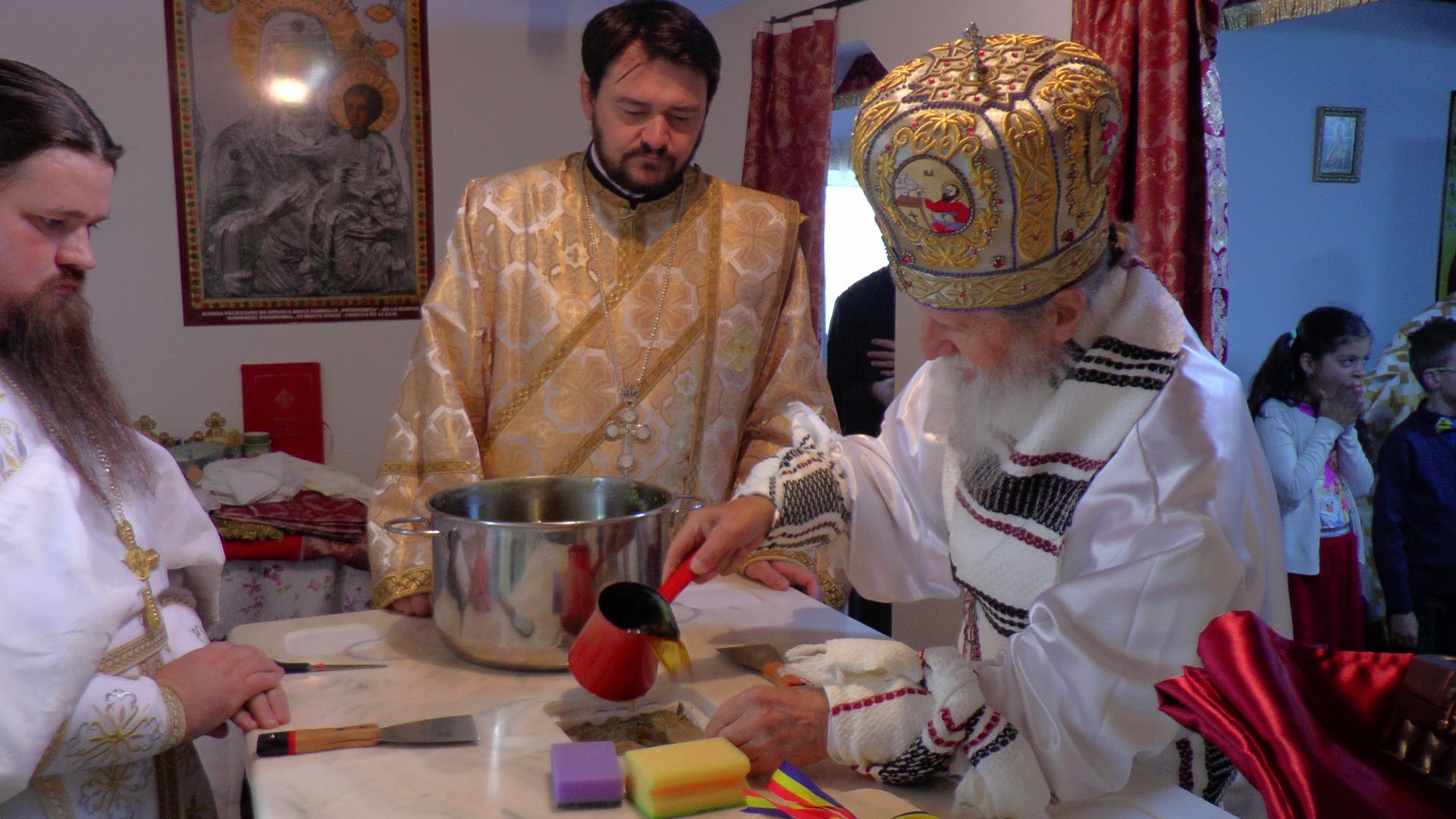 IPS Pimen a sfințit biserica Parohiei „Sfinții Apostoli” din Vatra Dornei