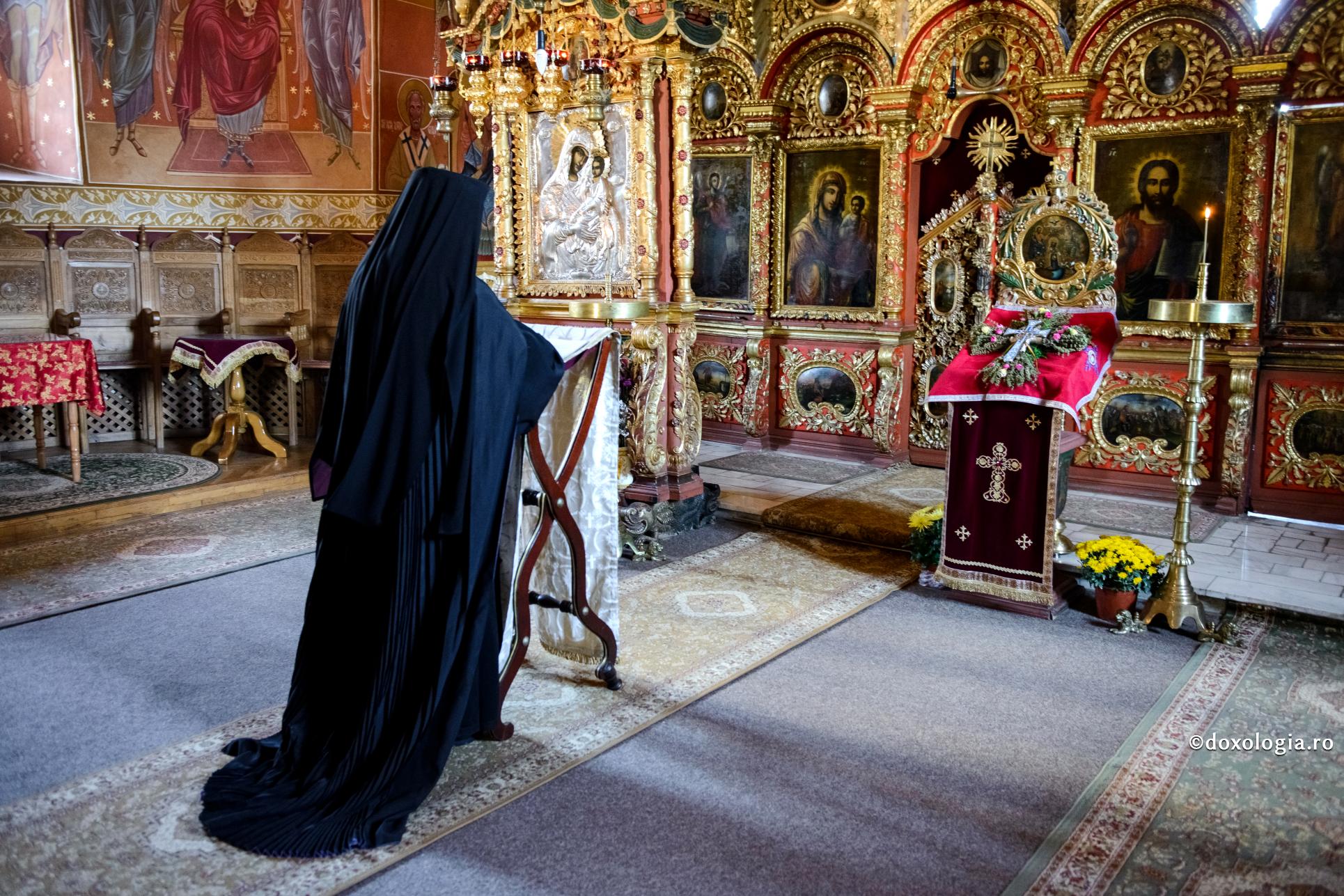 călugăr citind în mijlocul bisericii