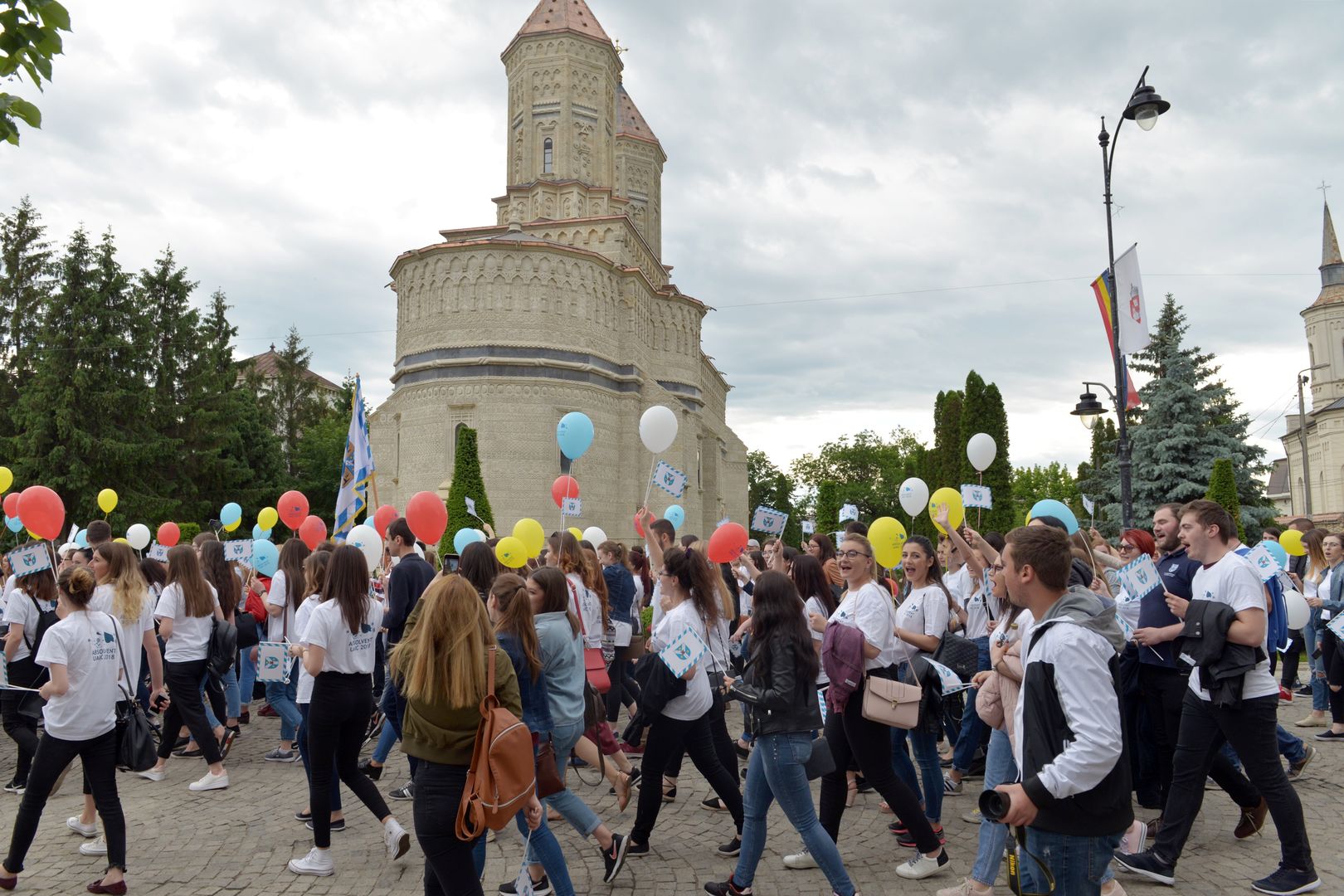 IPS Mitropolit Teofan prezent la Marșul Absolvenților 2018: „Dumnezeu vrea să fiți mulțumiți de tot ceea ce ați învățat”