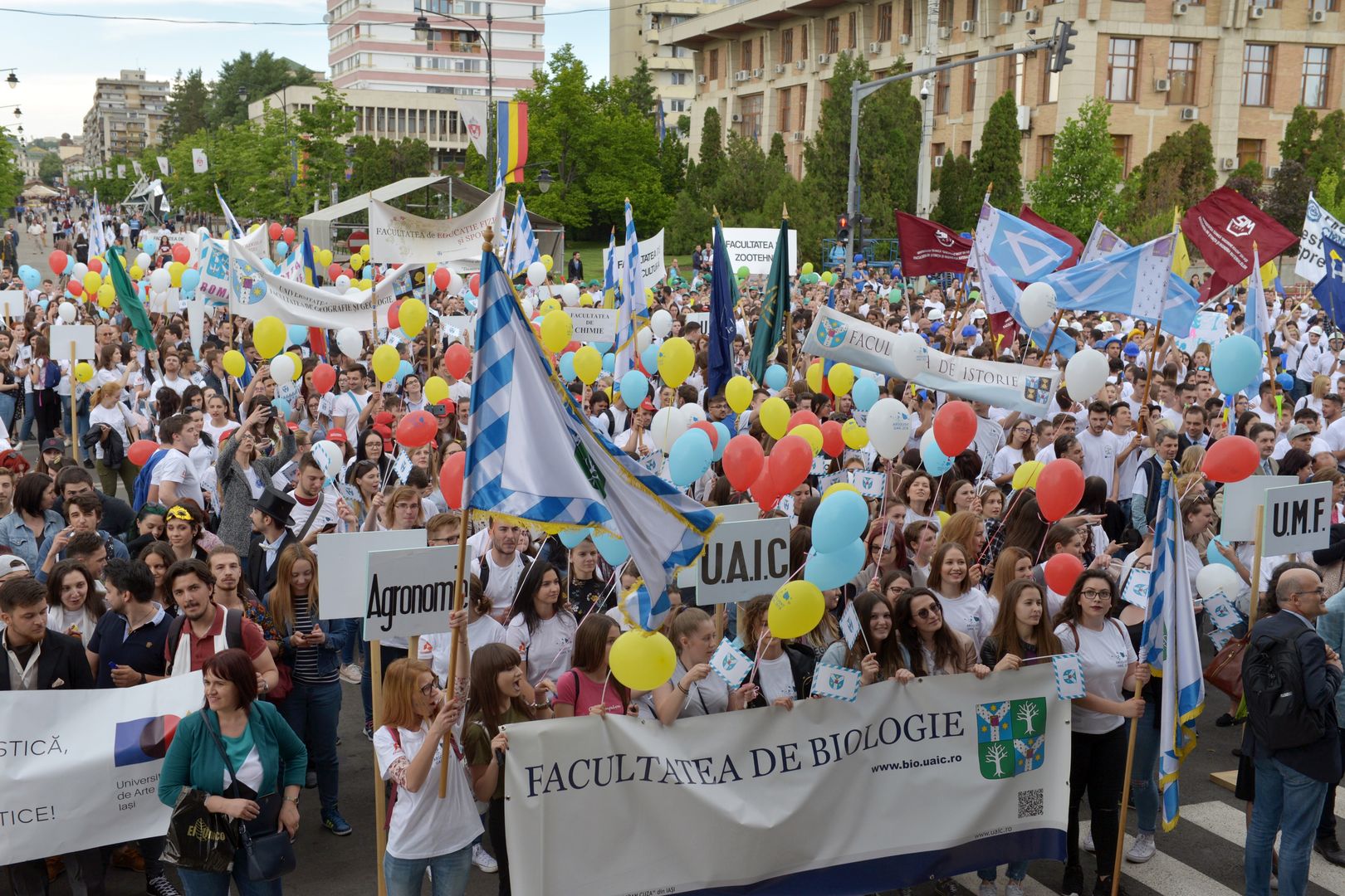 IPS Mitropolit Teofan prezent la Marșul Absolvenților 2018: „Dumnezeu vrea să fiți mulțumiți de tot ceea ce ați învățat”