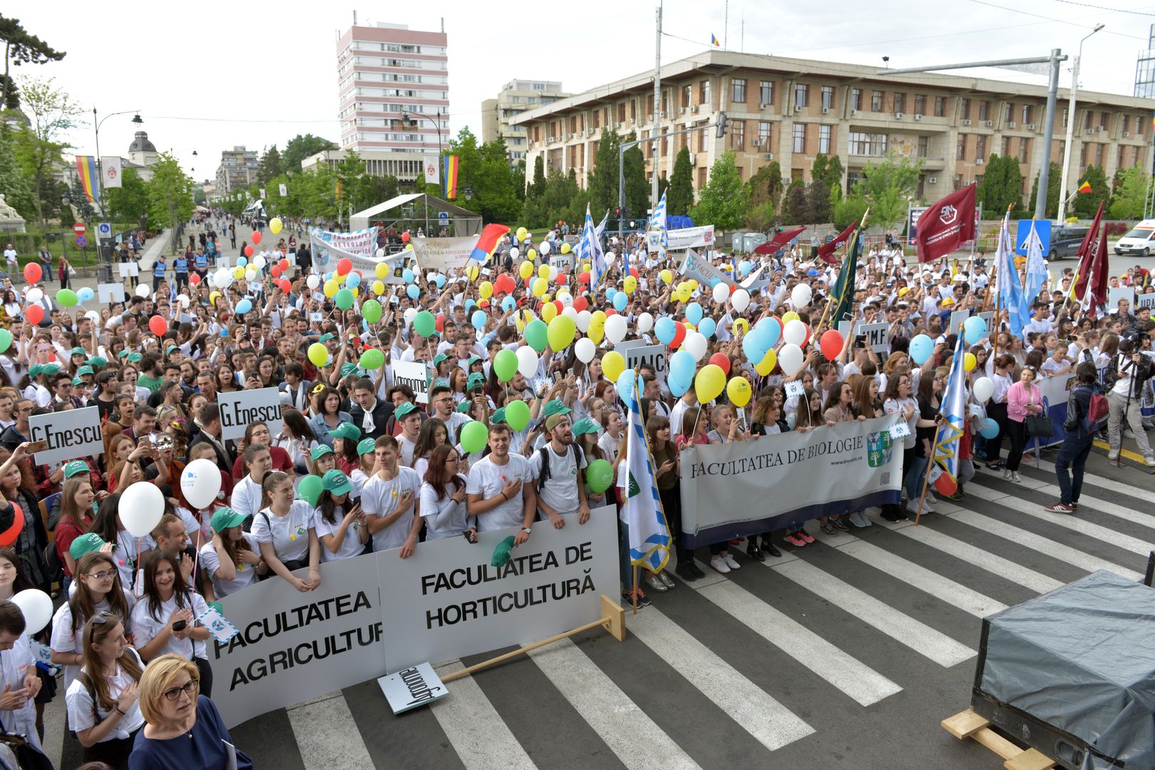 IPS Mitropolit Teofan prezent la Marșul Absolvenților 2018: „Dumnezeu vrea să fiți mulțumiți de tot ceea ce ați învățat”