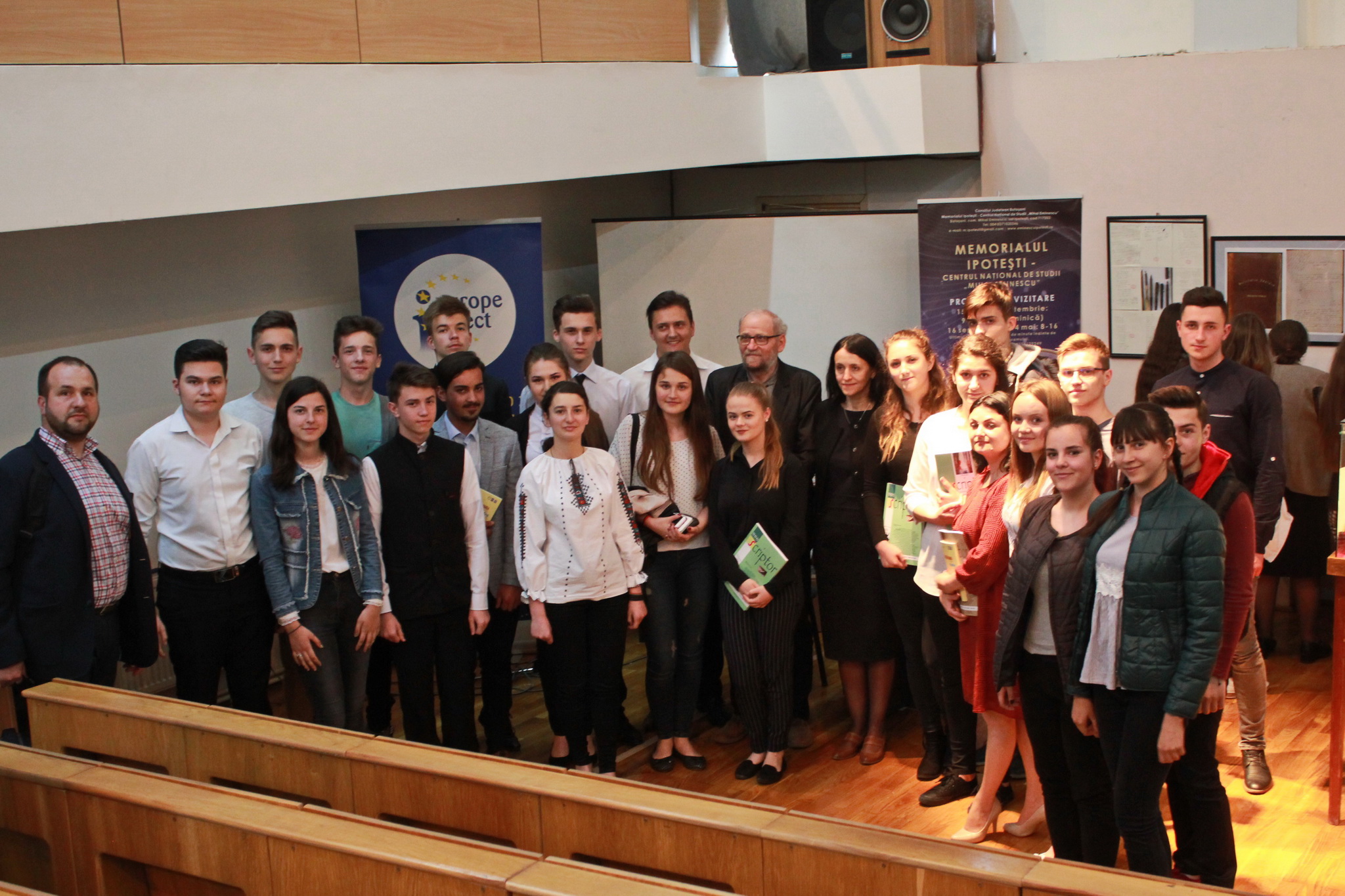 Seminariștii dorohoieni în vizită la Memorialul Ipotești