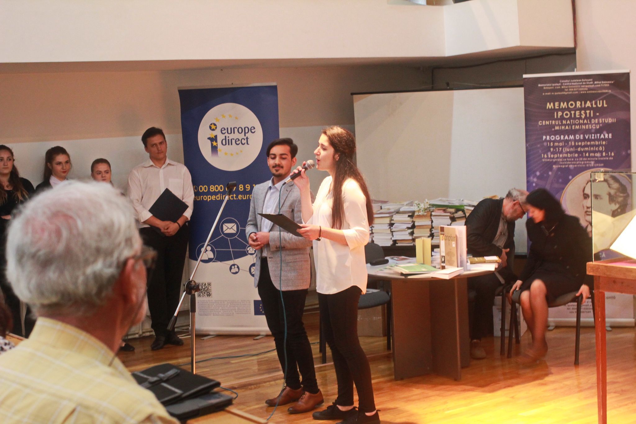 Seminariștii dorohoieni în vizită la Memorialul Ipotești