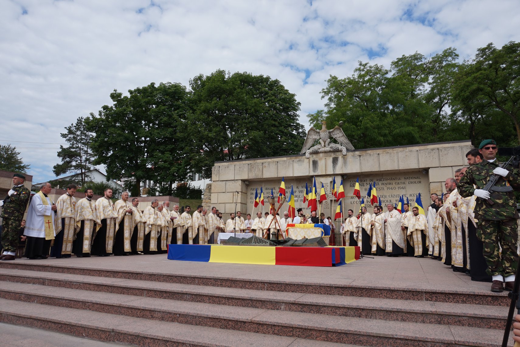 Monument dedicat Centenarului Marii Uniri, la Oneşti
