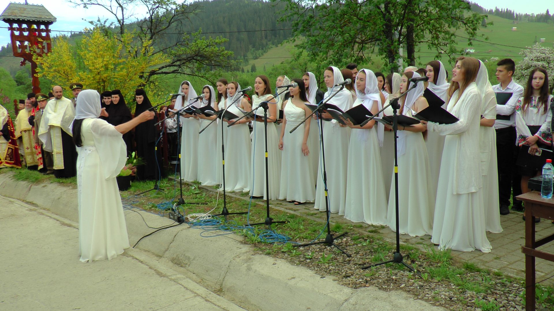 Festival de Artă Muzicală la Dorna Candreni – PS Damaschin Dorneanul: „Nu suntem numai trup, ci și suflet, iar acesta rămâne în veșnicie”
