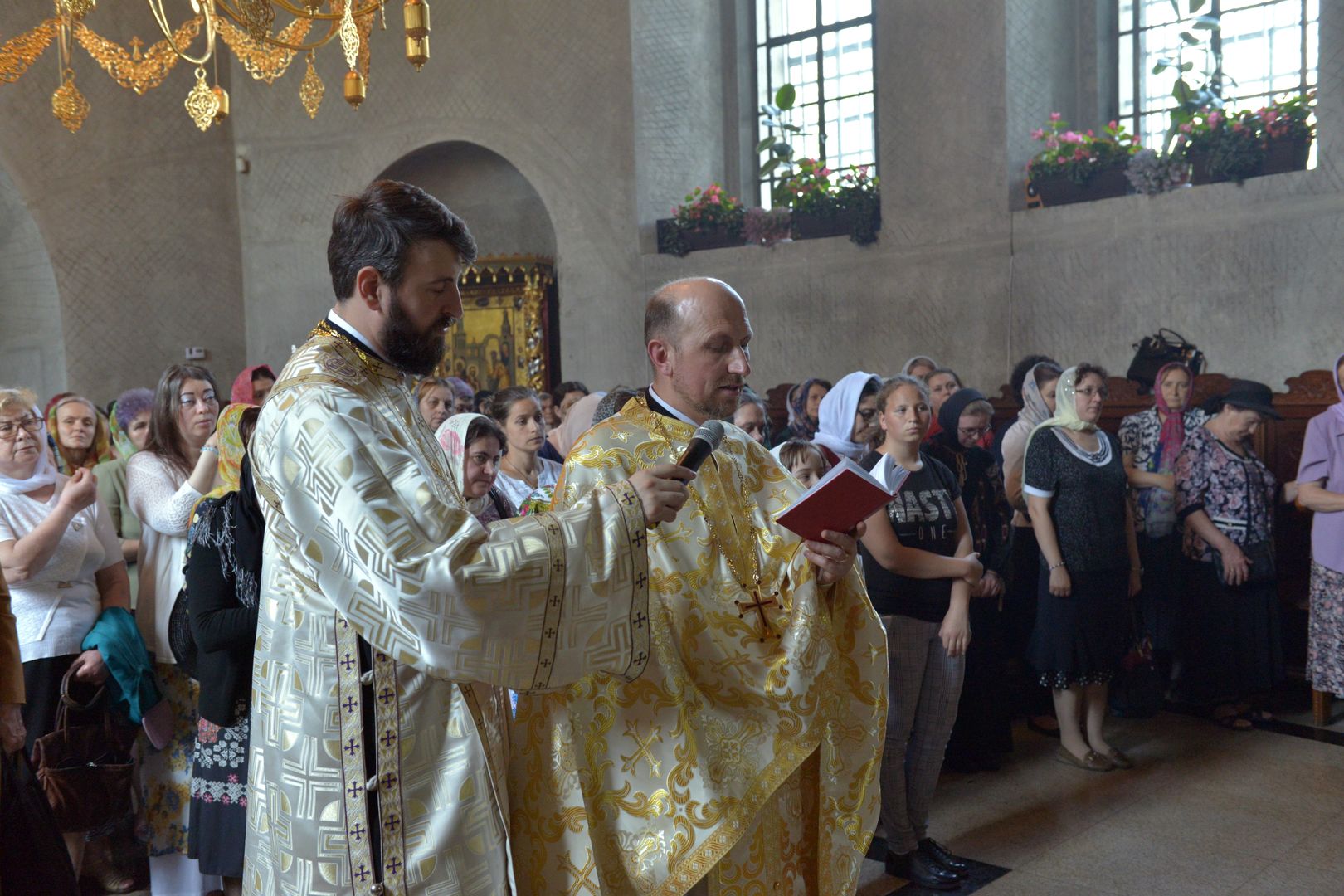 IPS Mitropolit Teofan a slujit la Biserica Vovidenia din Botoșani