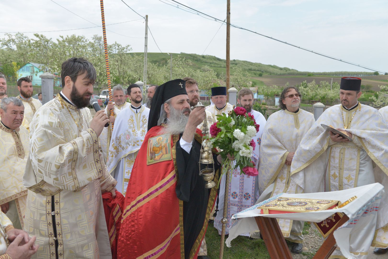 IPS Teofan la Parohia Drăgănești: „Va veni vremea când adevărații închinători se vor închina Tătălui iar aceasta este vremea Bisericii, a creștinilor”