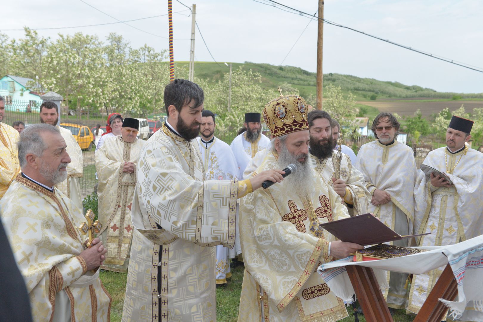 IPS Teofan la Parohia Drăgănești: „Va veni vremea când adevărații închinători se vor închina Tătălui iar aceasta este vremea Bisericii, a creștinilor”