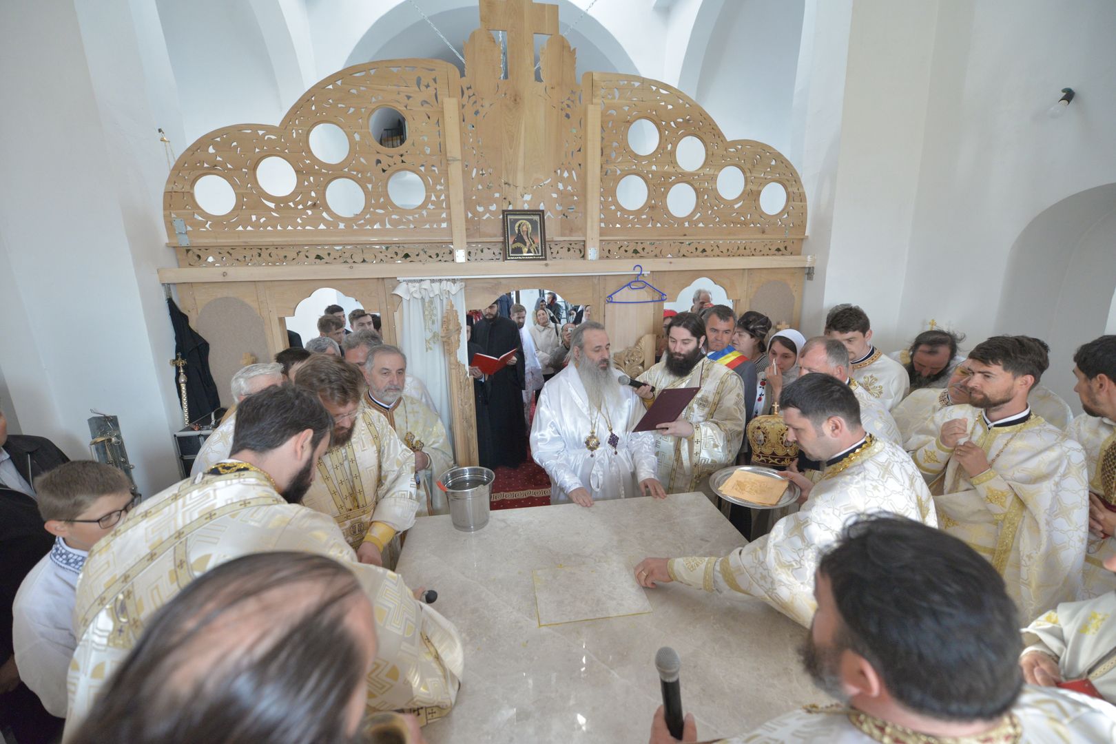 IPS Teofan la Parohia Drăgănești: „Va veni vremea când adevărații închinători se vor închina Tătălui iar aceasta este vremea Bisericii, a creștinilor”