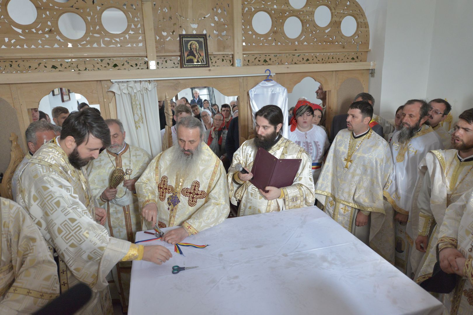 IPS Teofan la Parohia Drăgănești: „Va veni vremea când adevărații închinători se vor închina Tătălui iar aceasta este vremea Bisericii, a creștinilor”