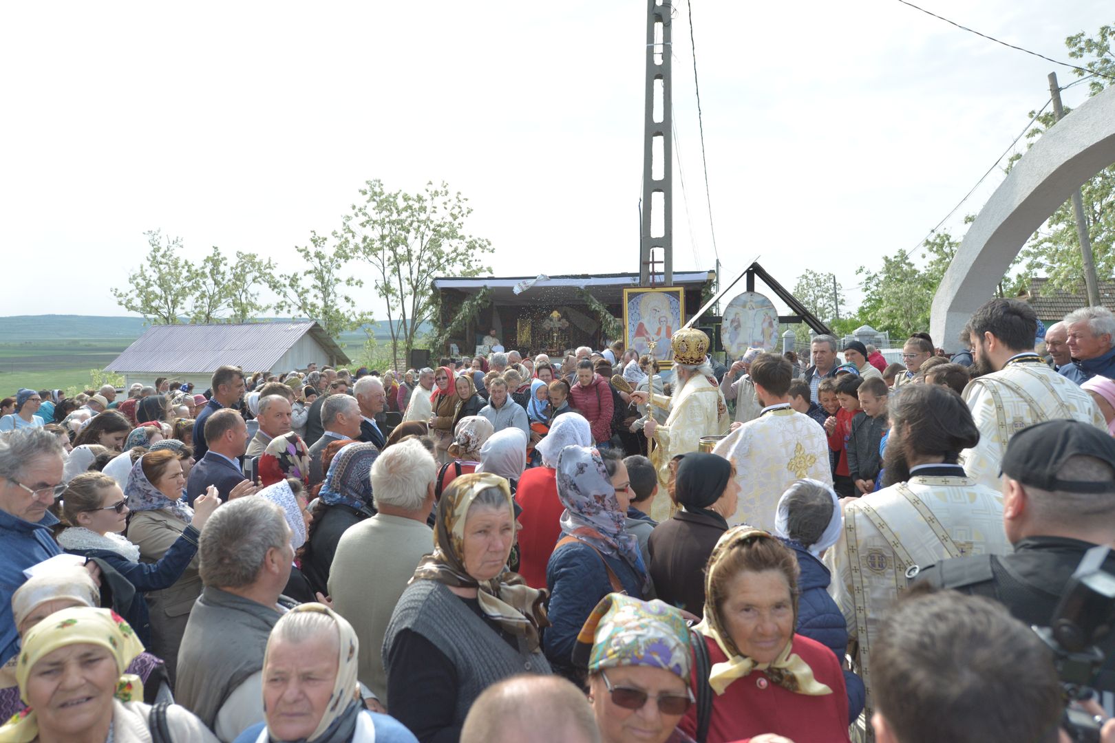 IPS Teofan la Parohia Drăgănești: „Va veni vremea când adevărații închinători se vor închina Tătălui iar aceasta este vremea Bisericii, a creștinilor”