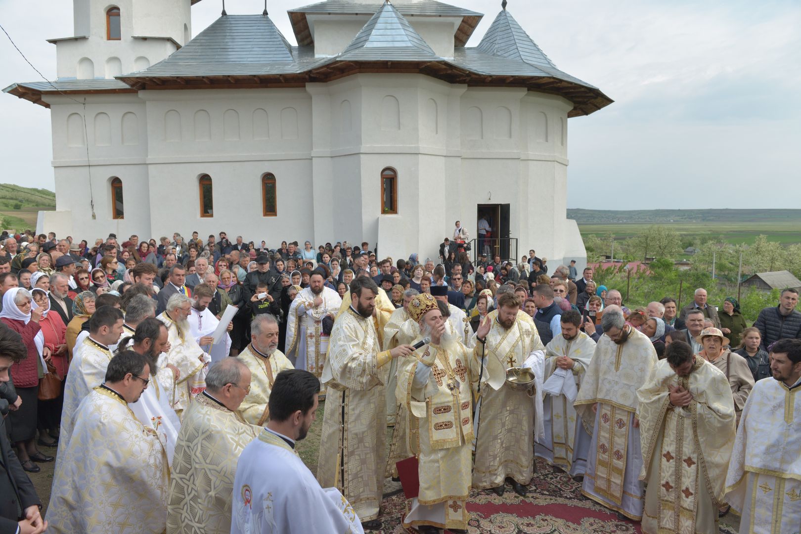 IPS Teofan la Parohia Drăgănești: „Va veni vremea când adevărații închinători se vor închina Tătălui iar aceasta este vremea Bisericii, a creștinilor”