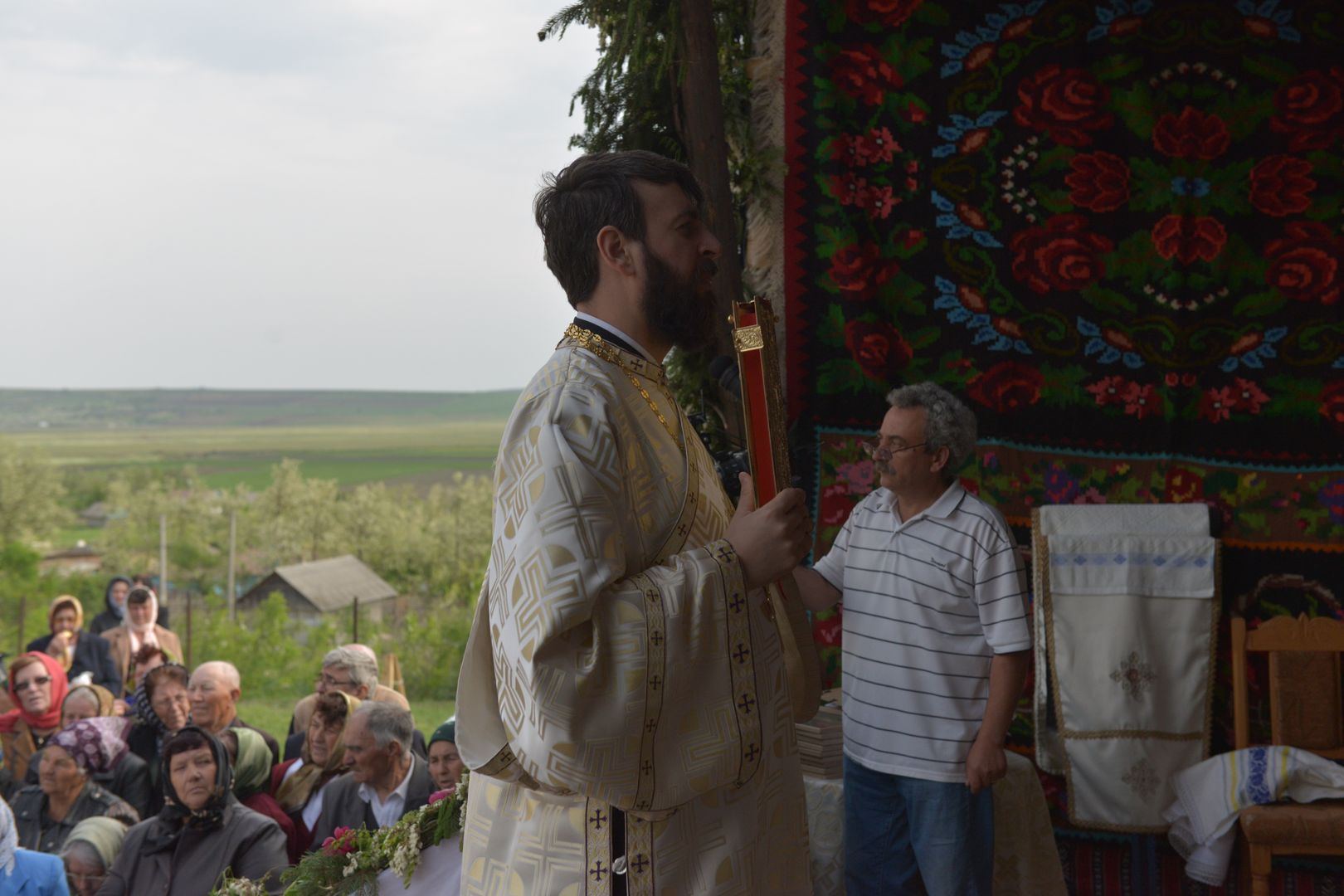 IPS Teofan la Parohia Drăgănești: „Va veni vremea când adevărații închinători se vor închina Tătălui iar aceasta este vremea Bisericii, a creștinilor”