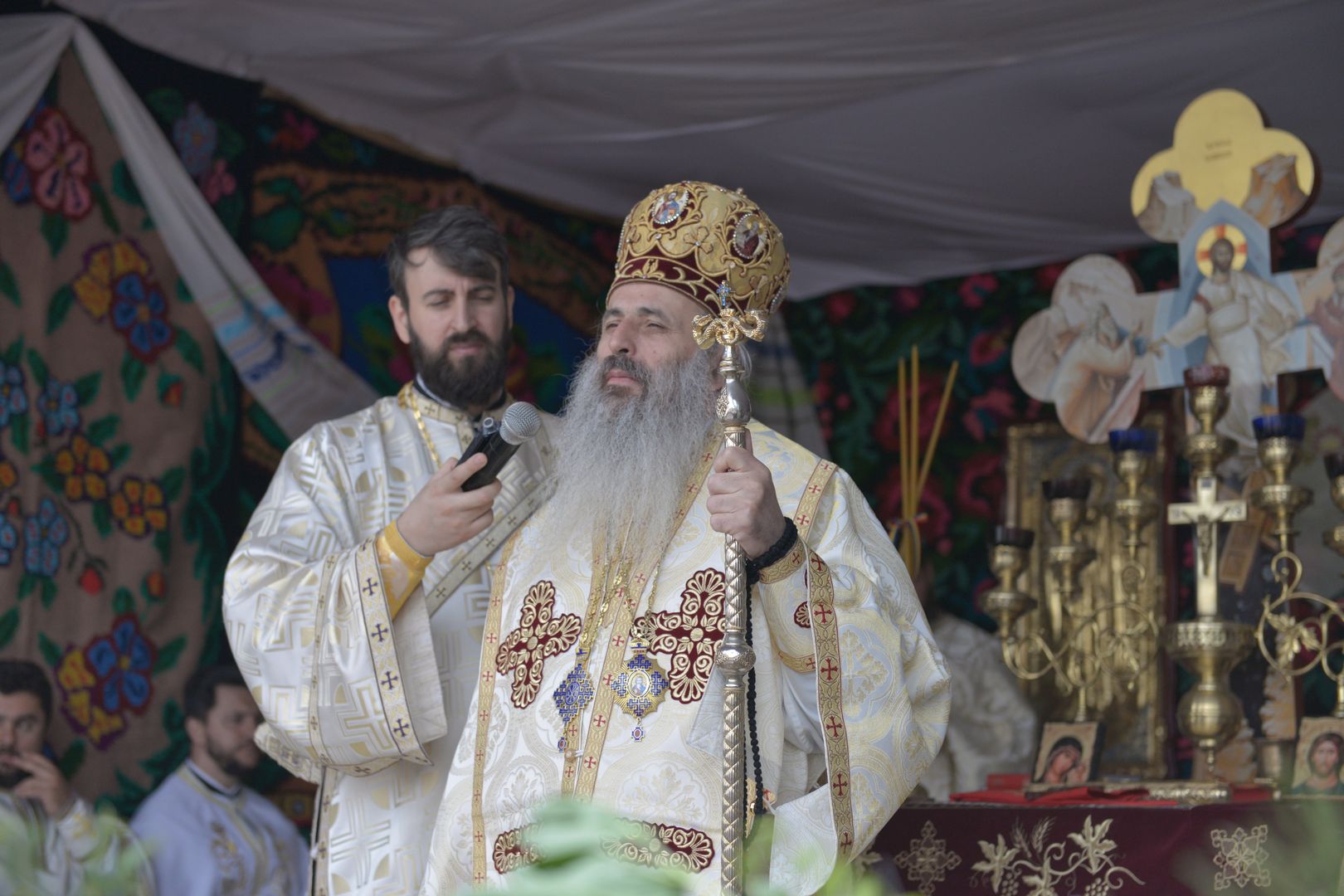 IPS Teofan la Parohia Drăgănești: „Va veni vremea când adevărații închinători se vor închina Tătălui iar aceasta este vremea Bisericii, a creștinilor”