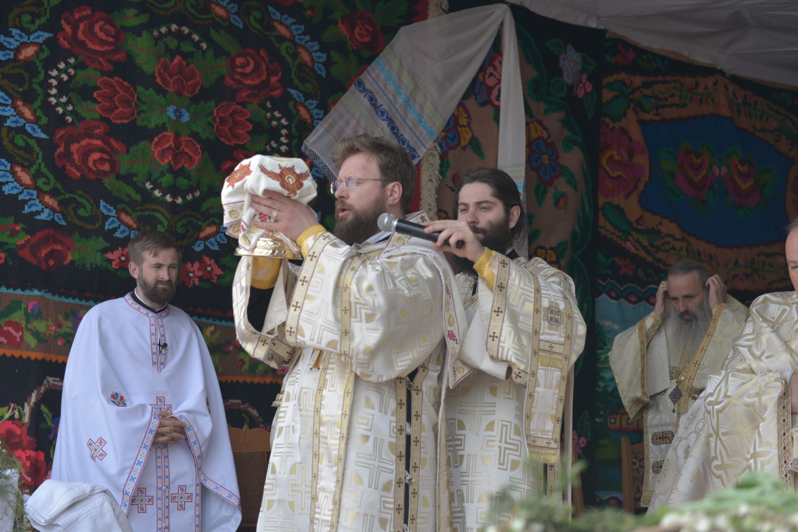 IPS Teofan la Parohia Drăgănești: „Va veni vremea când adevărații închinători se vor închina Tătălui iar aceasta este vremea Bisericii, a creștinilor”