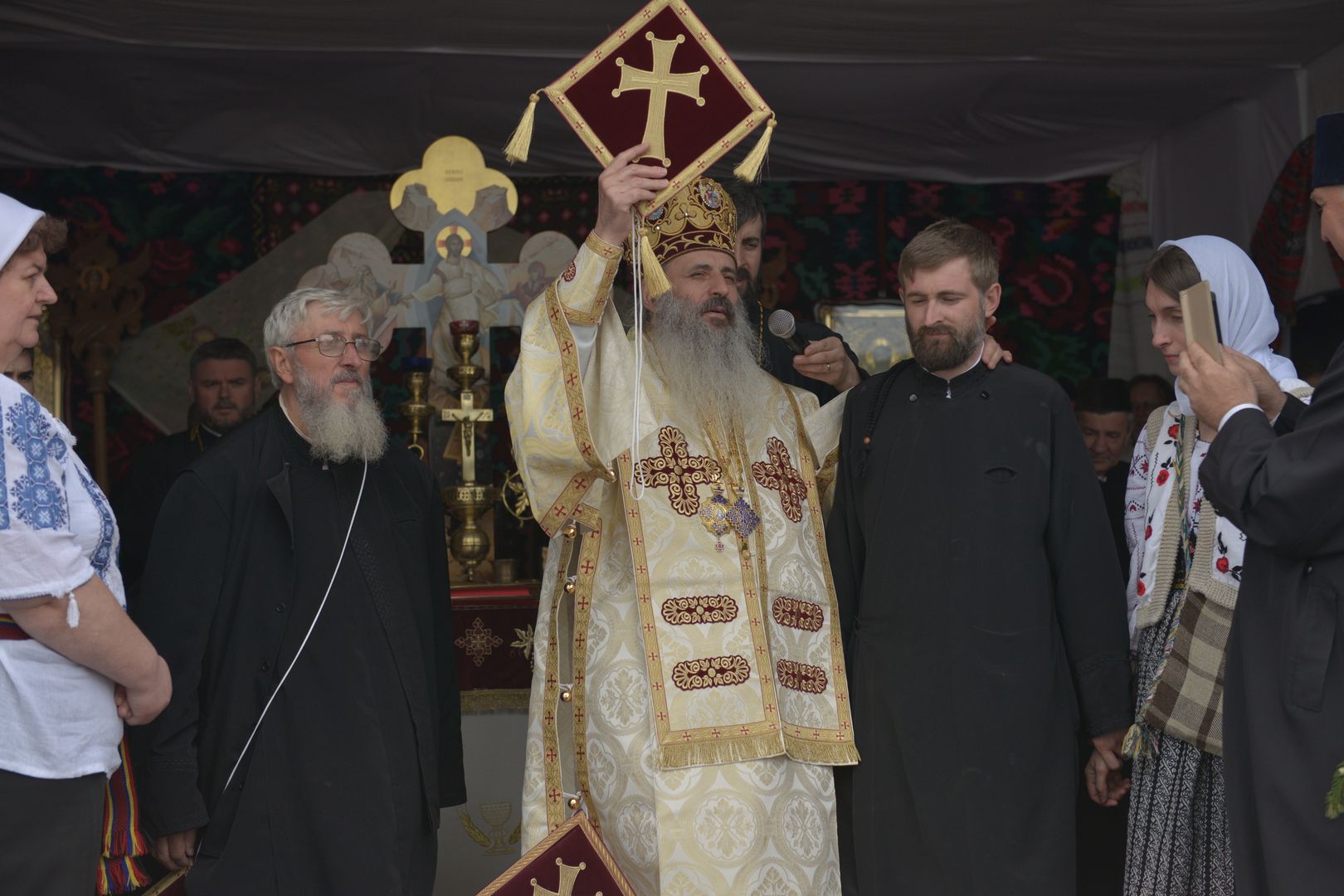 IPS Teofan la Parohia Drăgănești: „Va veni vremea când adevărații închinători se vor închina Tătălui iar aceasta este vremea Bisericii, a creștinilor”