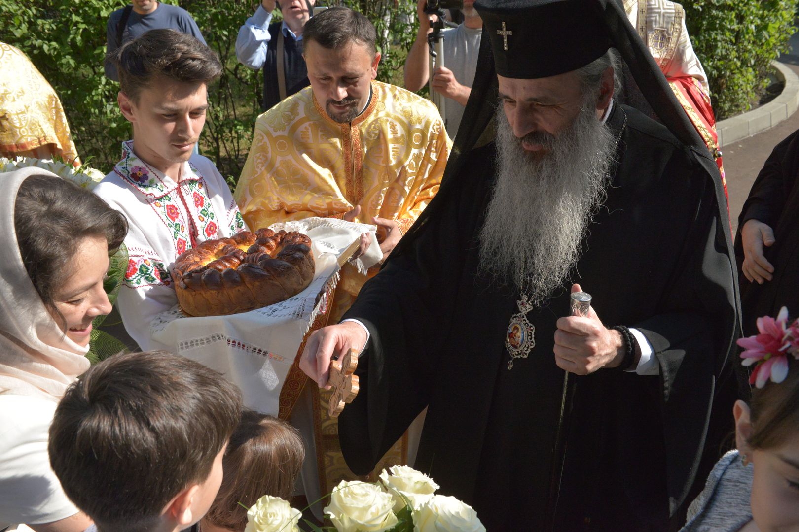 IPS Teofan a sfințit Capela Maternității din Botoșani: „Dumnezeu a împrumutat din puterea Sa creatoare oamenilor să facă suflet și trup de om”