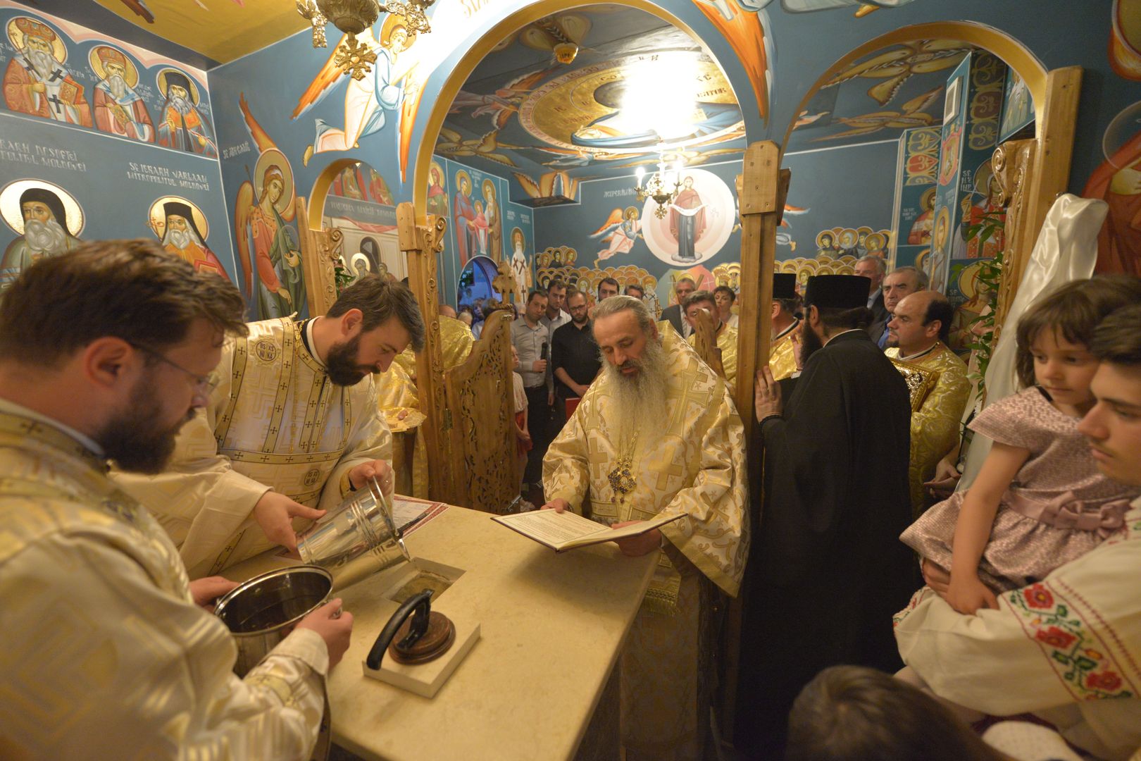 IPS Teofan a sfințit Capela Maternității din Botoșani: „Dumnezeu a împrumutat din puterea Sa creatoare oamenilor să facă suflet și trup de om”