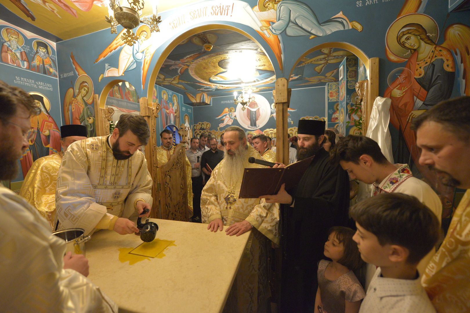 IPS Teofan a sfințit Capela Maternității din Botoșani: „Dumnezeu a împrumutat din puterea Sa creatoare oamenilor să facă suflet și trup de om”