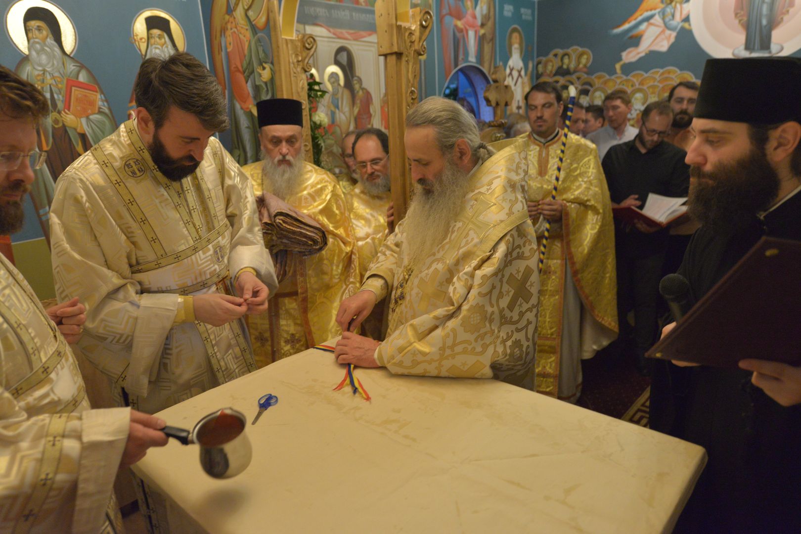 IPS Teofan a sfințit Capela Maternității din Botoșani: „Dumnezeu a împrumutat din puterea Sa creatoare oamenilor să facă suflet și trup de om”